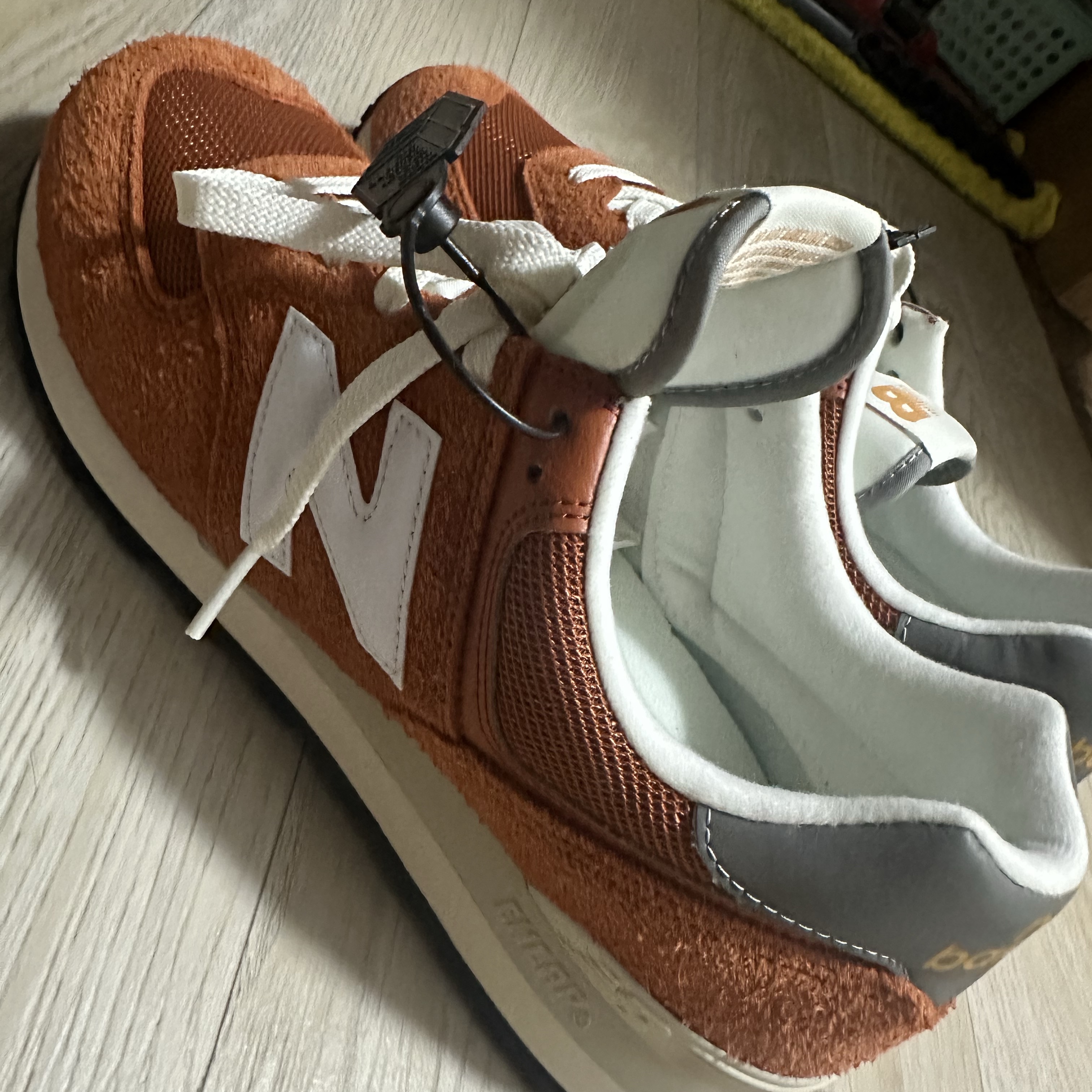 New Balance 574 Heritage Orange Burst White 착용 스타일