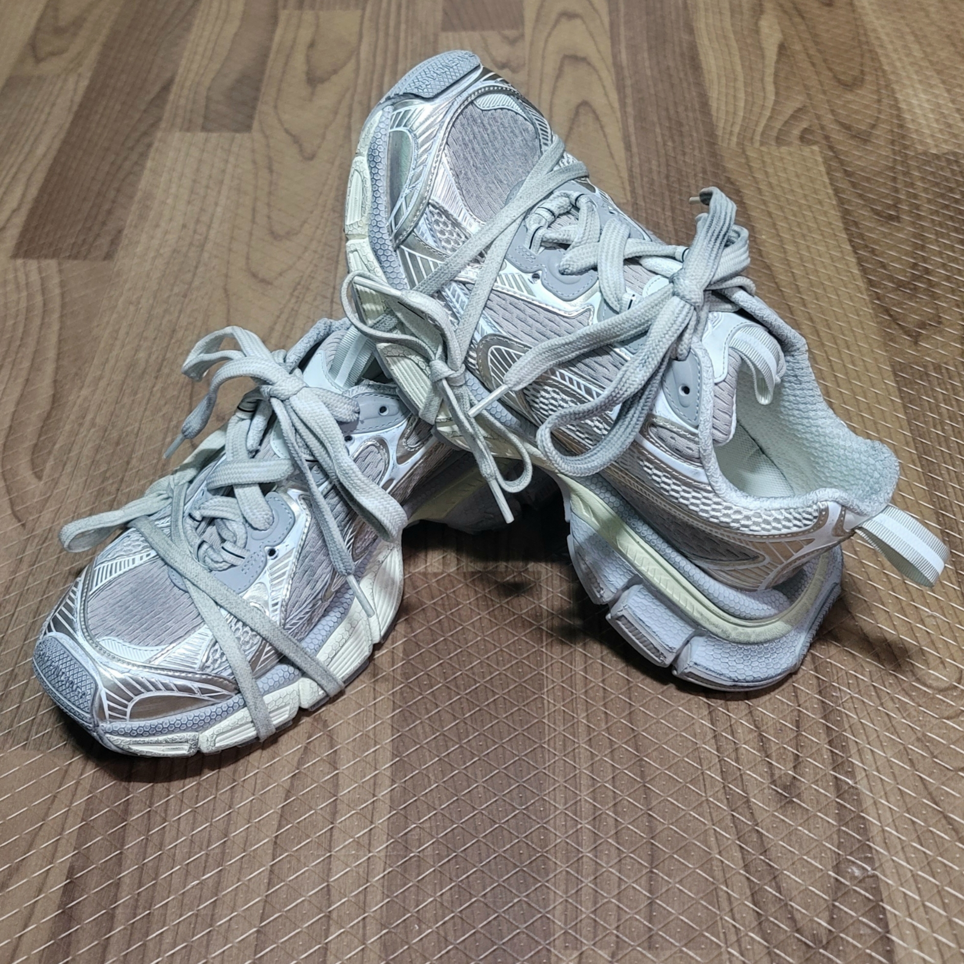 (W) Balenciaga 3XL Sneakers Light Beige 착용 스타일