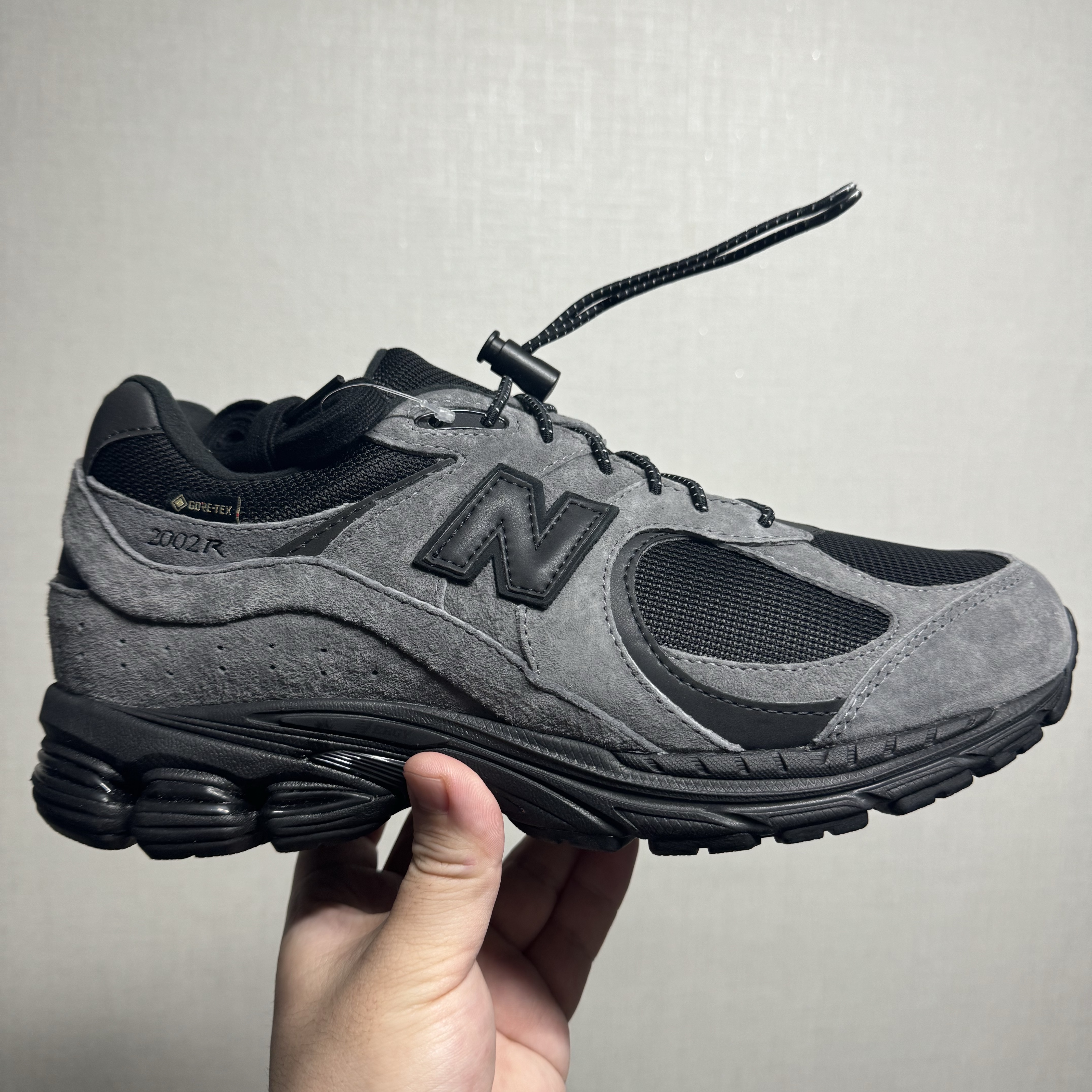 New Balance x JJJJound 2002R Gore-Tex Charcoal 착용 스타일
