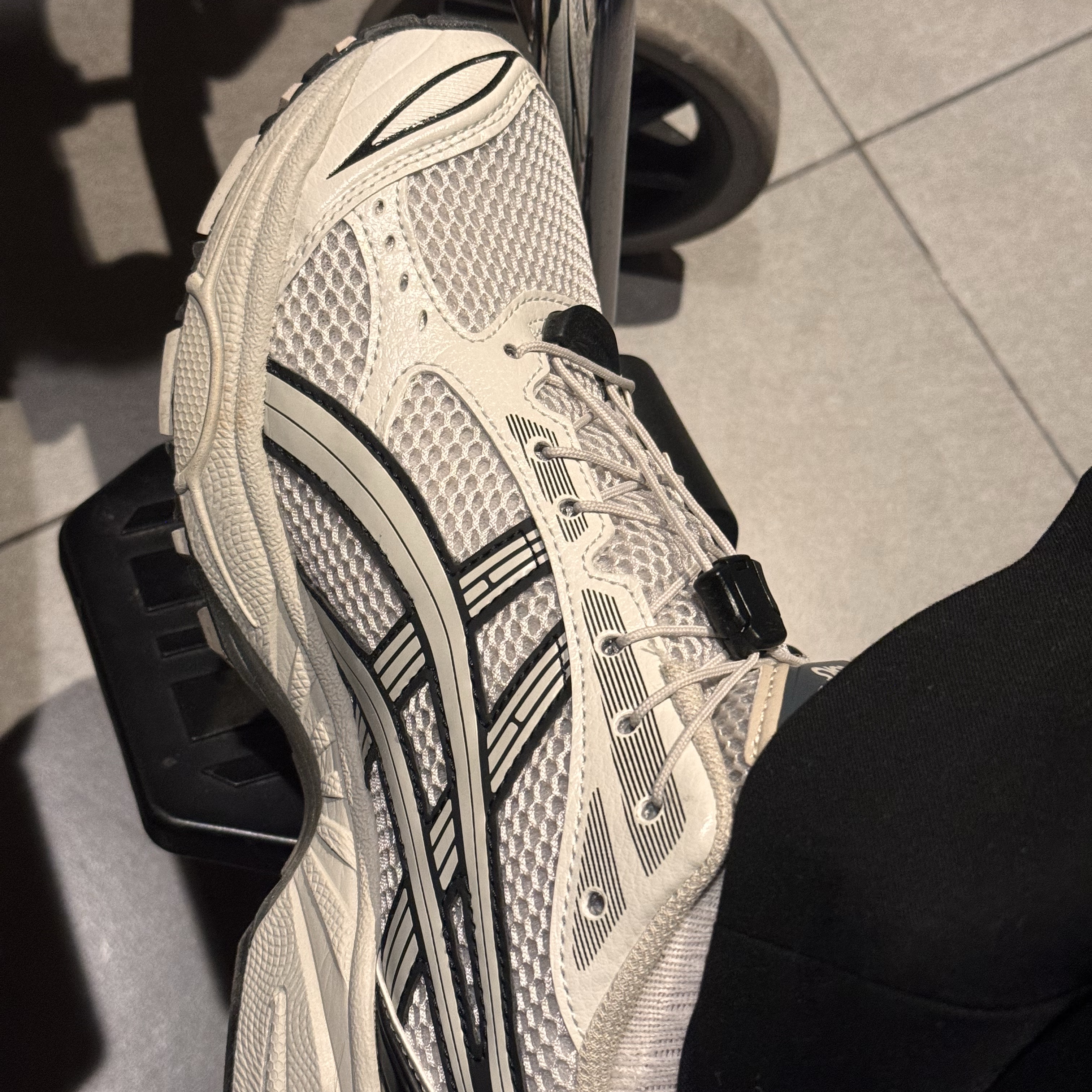 Asics Unlimited Gel-Kayano 14 Smoke Grey 착용 스타일