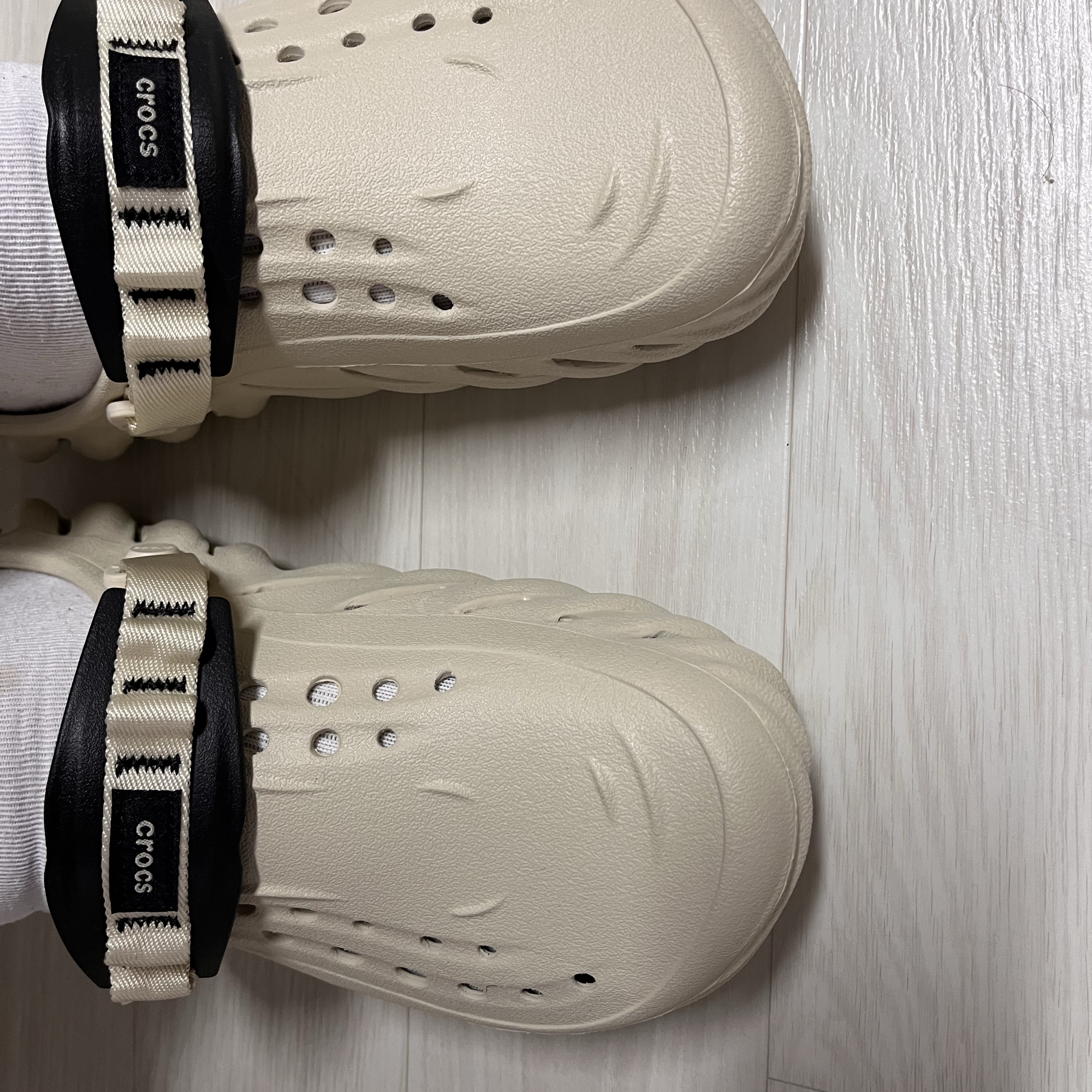 Crocs Echo Clog Bone Black 착용 스타일 - 4