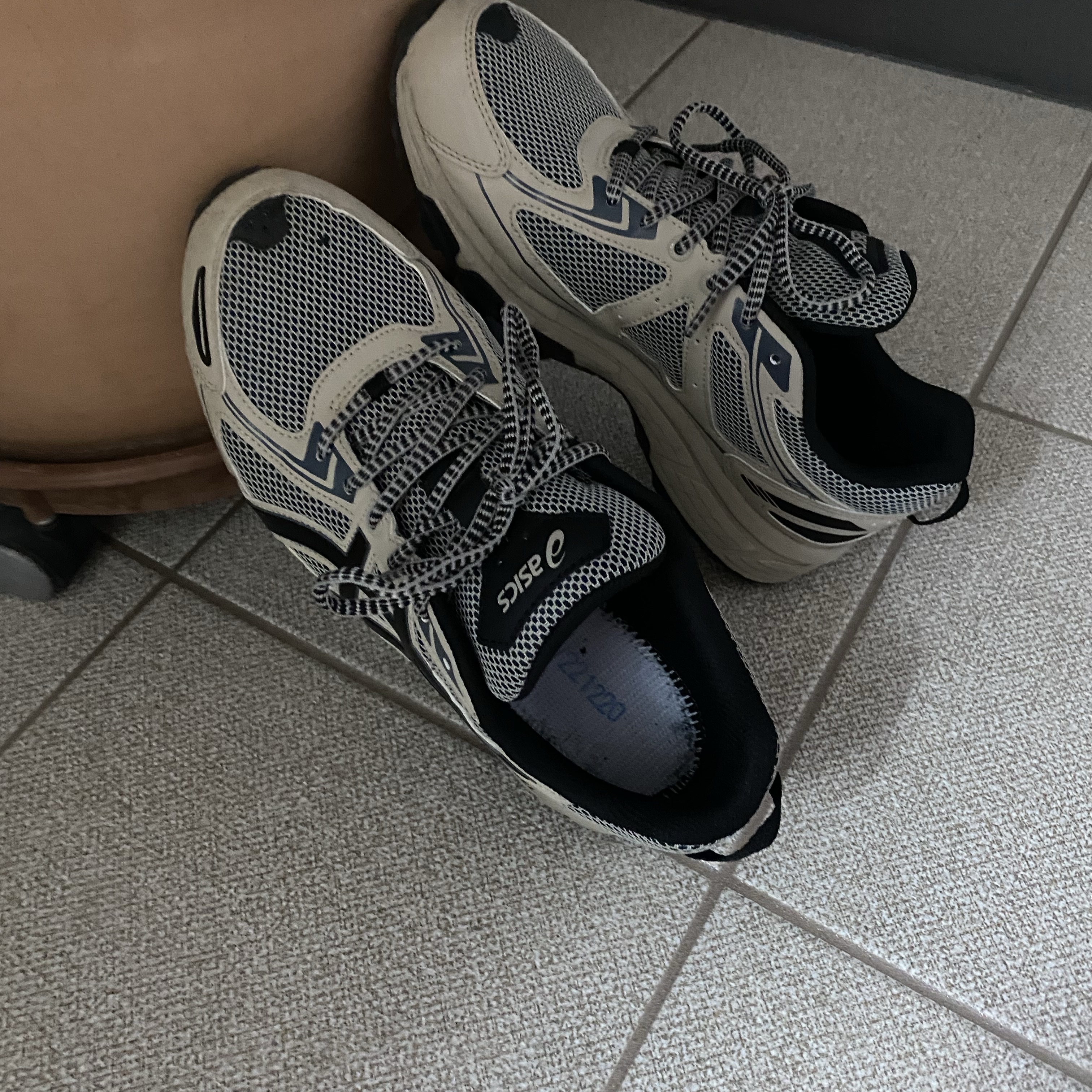 Asics Gel-Venture 6 Feather Grey Black 착용 스타일
