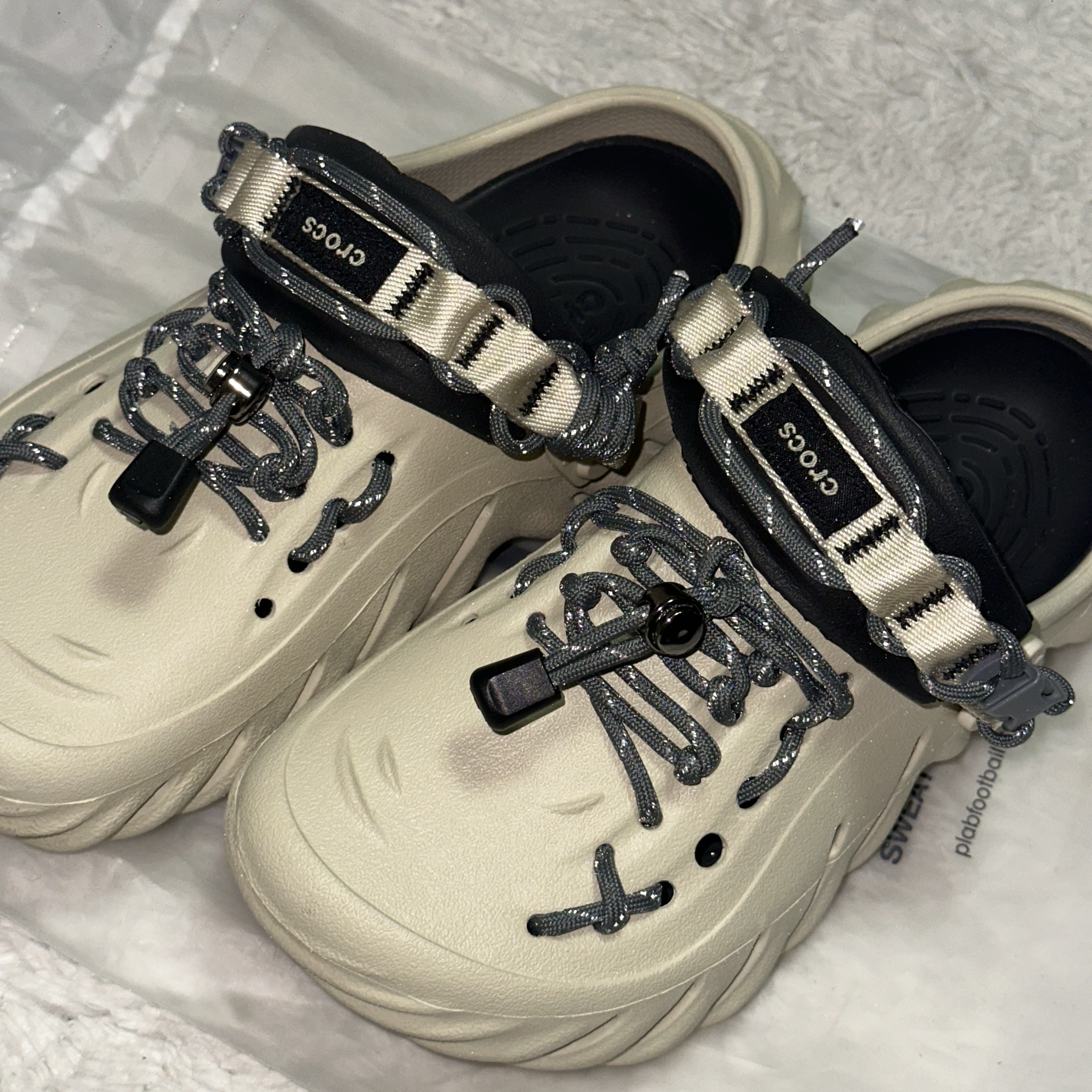 Crocs Echo Clog Bone Black 착용 스타일 - 3