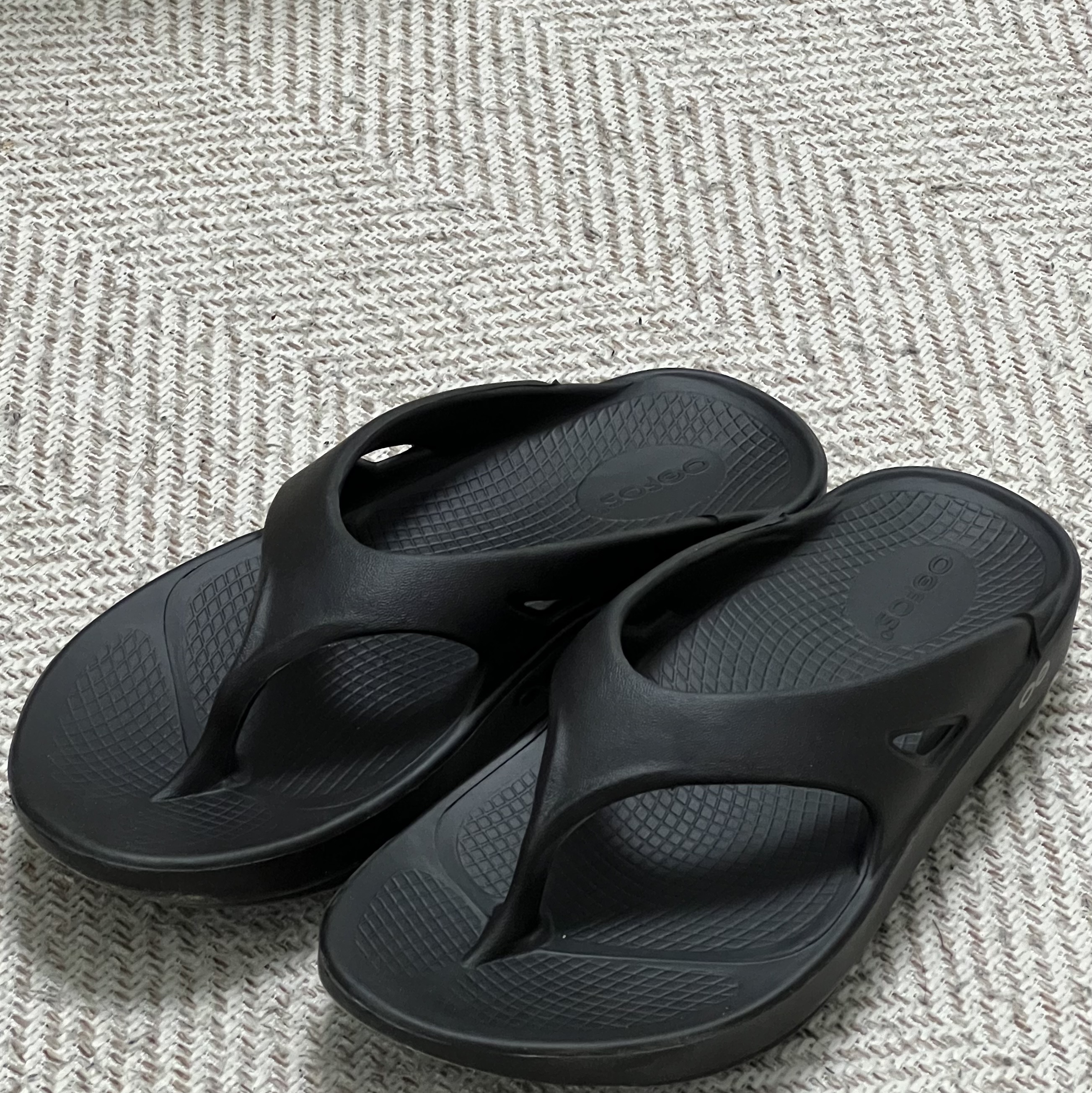 Oofos OOriginal Black 착용 스타일