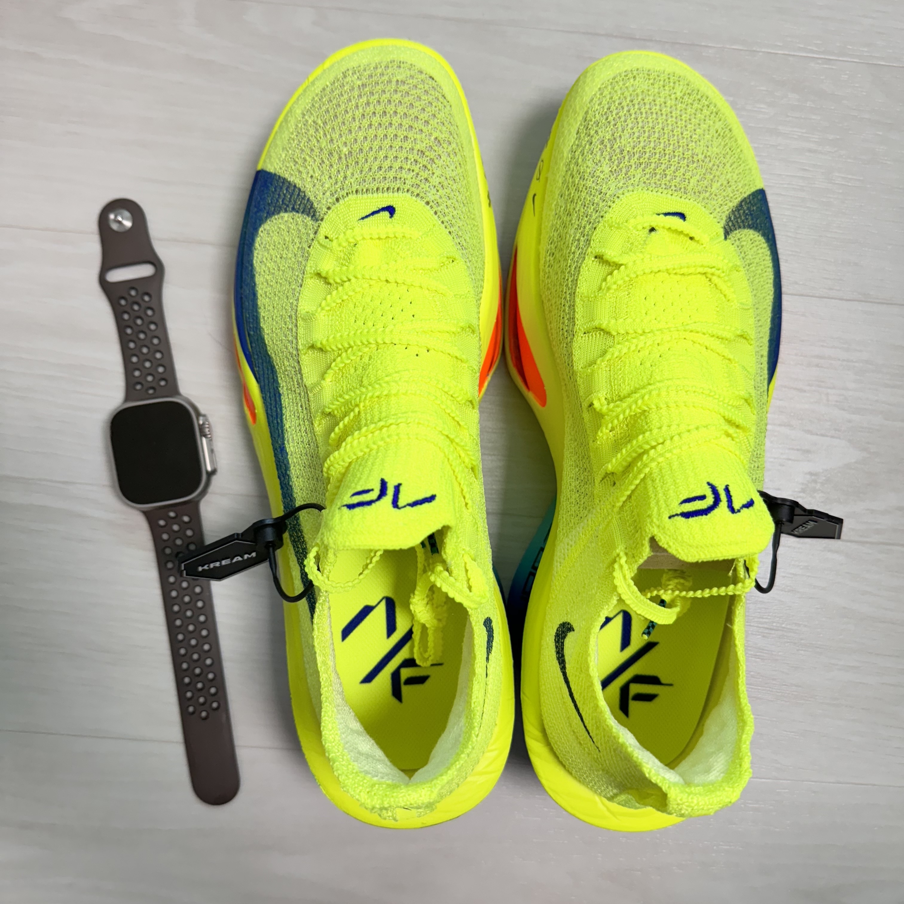 Nike Air Zoom Alphafly Next% 3 Volt, Apple Watch Ultra 2 49mm Titanium Case with Trail Loop M/L Orange Beige (Korean Ver.) 착용 스타일