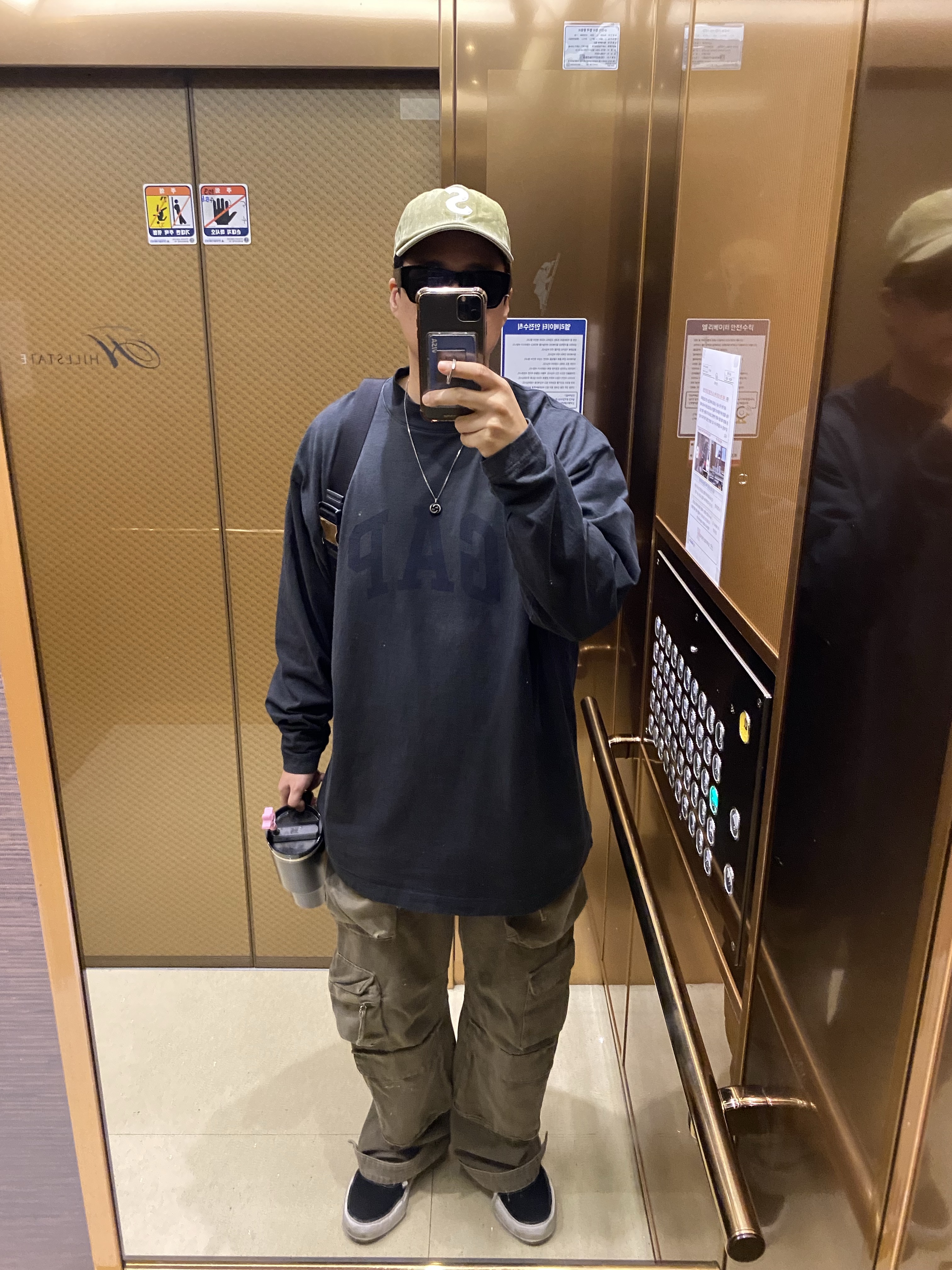 Yeezy Gap Engineered By Balenciaga Dove Long Sleeve T-Shirt Black, Supreme Pigment Canvas S Logo 6-Panel Olive - 23SS 착용 스타일 - 1