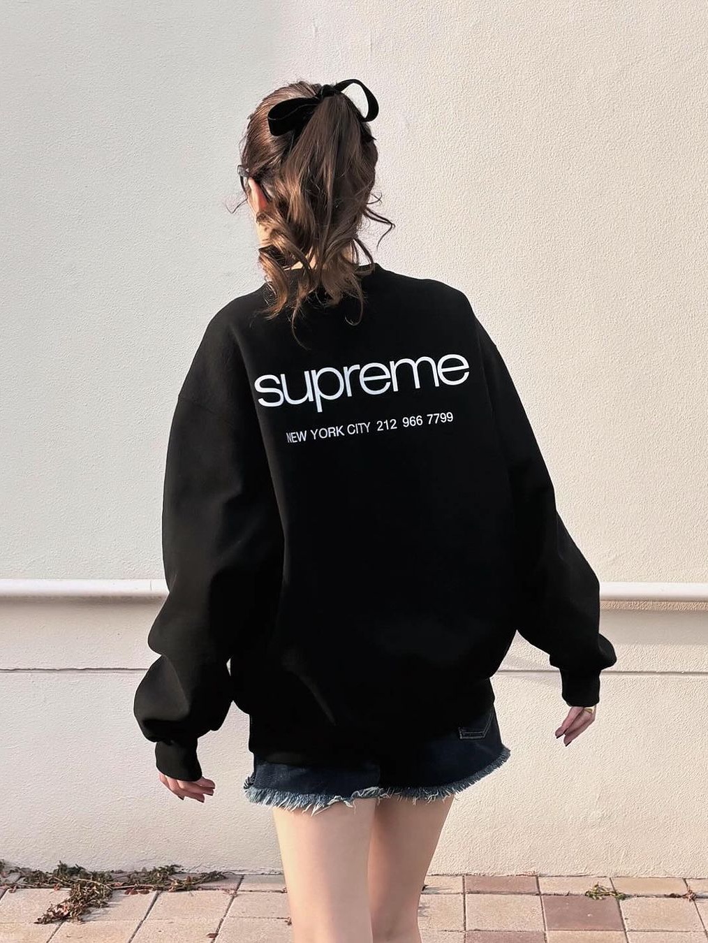 Supreme NYC Crewneck Black - 23FW, Essentials The Core Collection Crewneck Sweatshirt Light Oatmeal 착용 스타일 - 2
