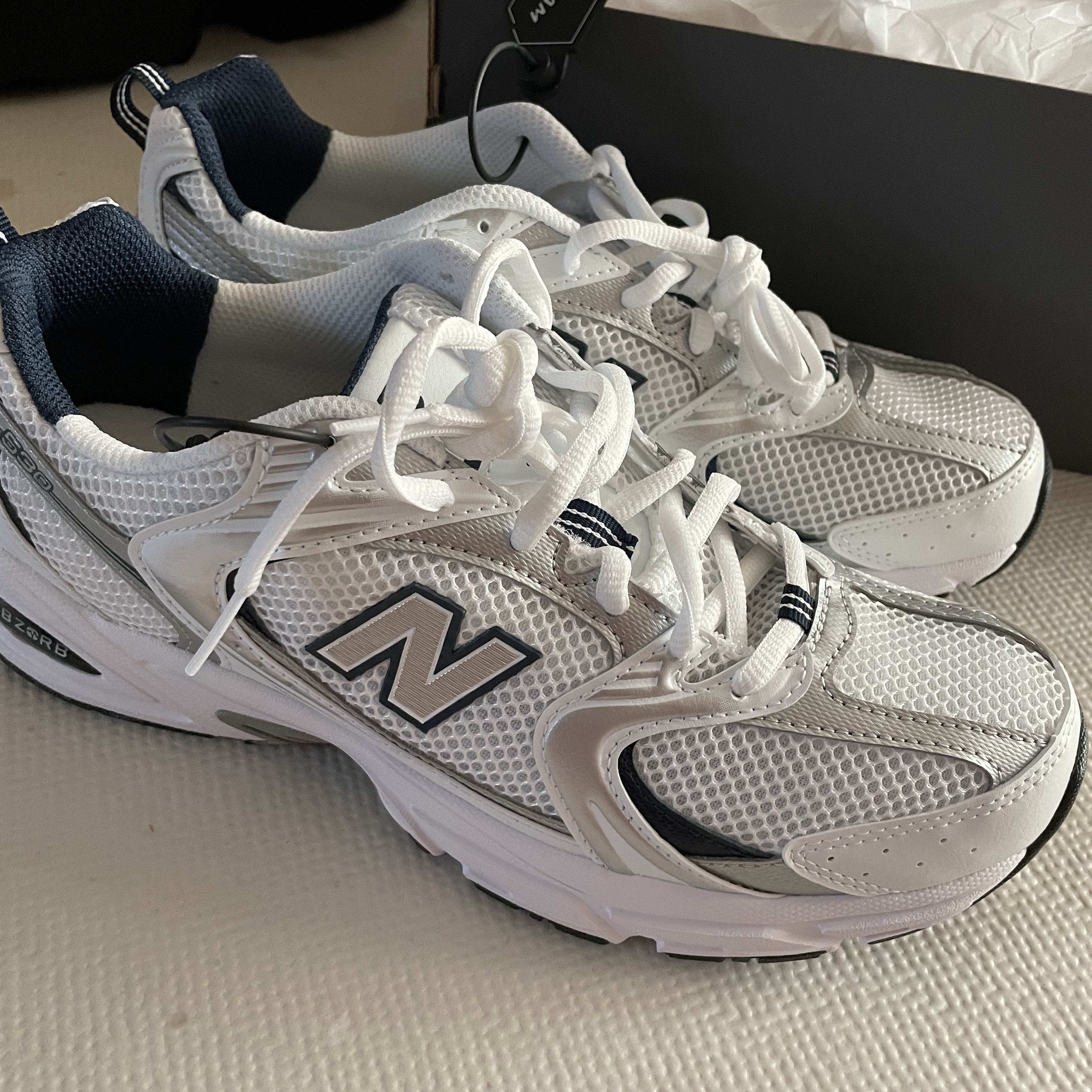 New Balance 530 White 착용 스타일