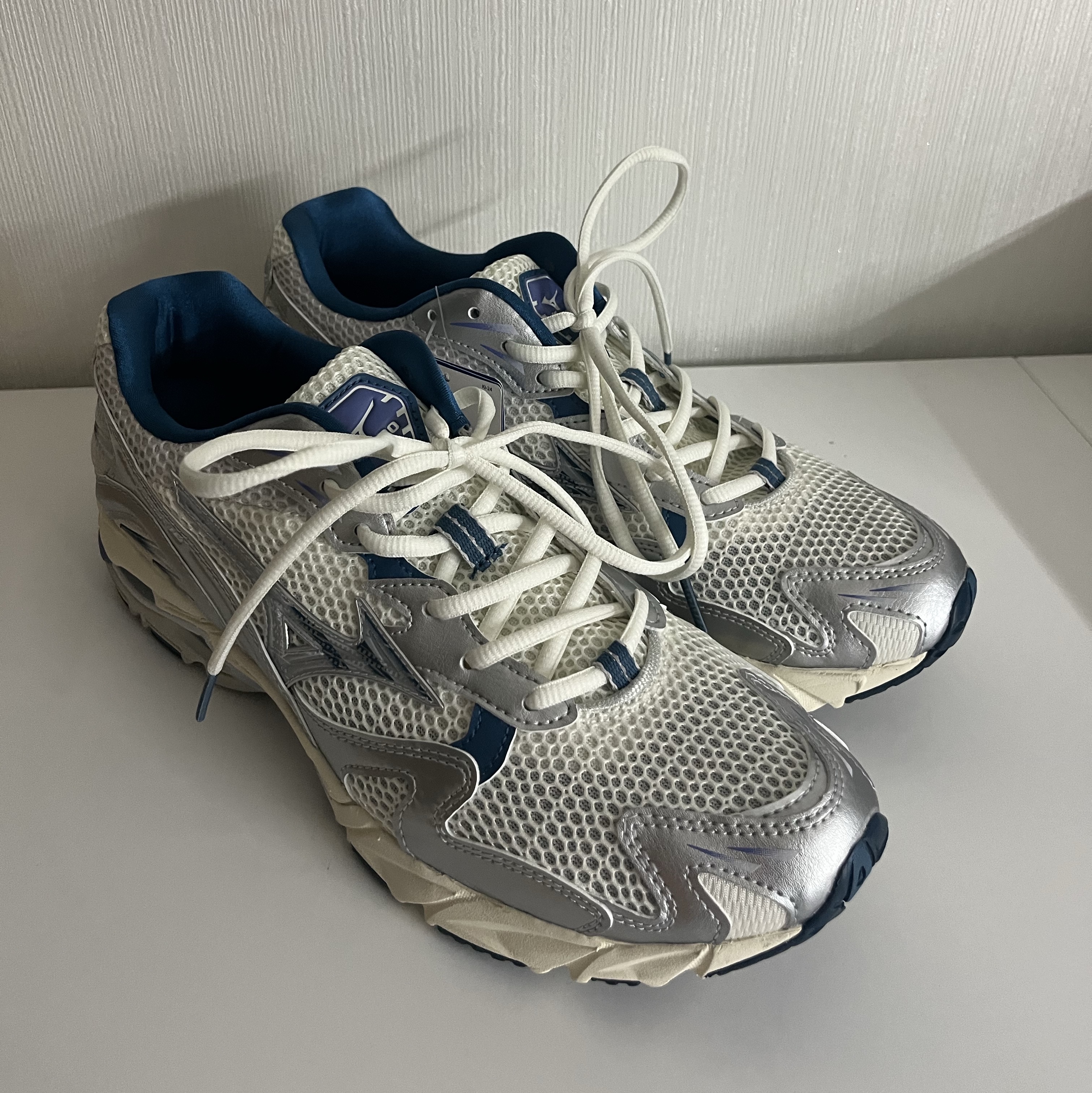 Mizuno Wave Rider 10 White Silver Teal Blue 착용 스타일