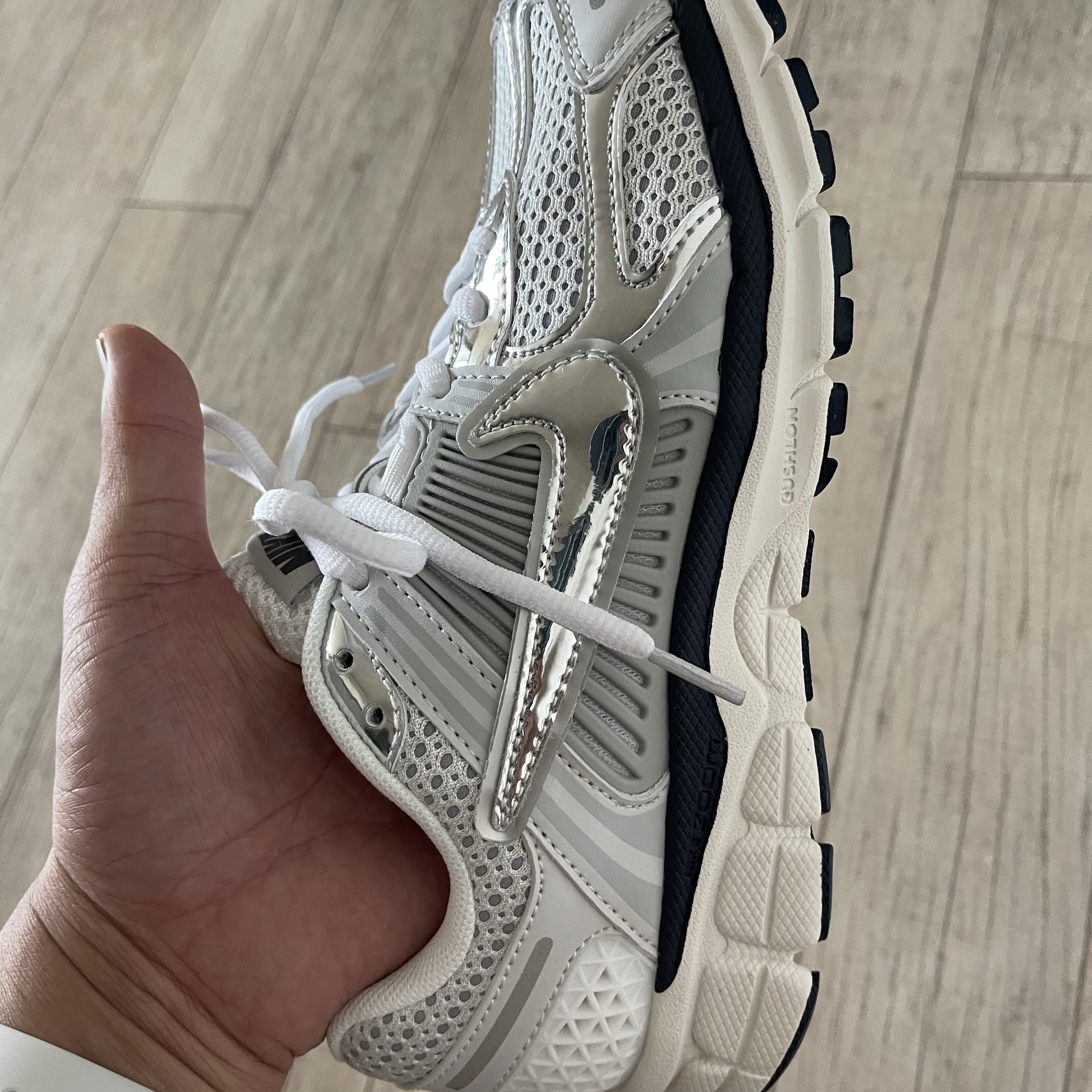 (W) Nike Zoom Vomero 5 Photon Dust and Metallic Silver 착용 스타일 - 3