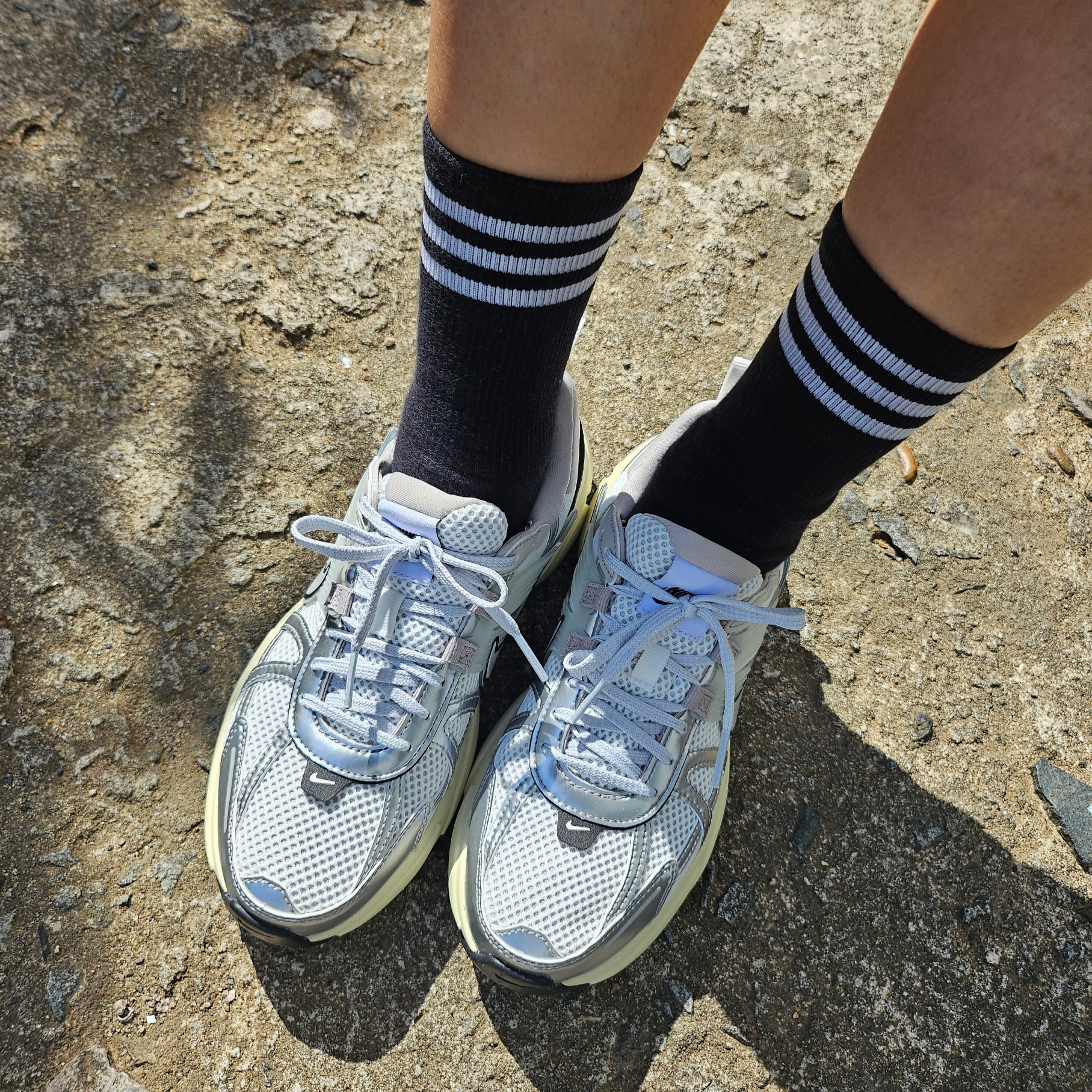 Nike V2K Run Summit White Metallic Silver 착용 스타일 - 2