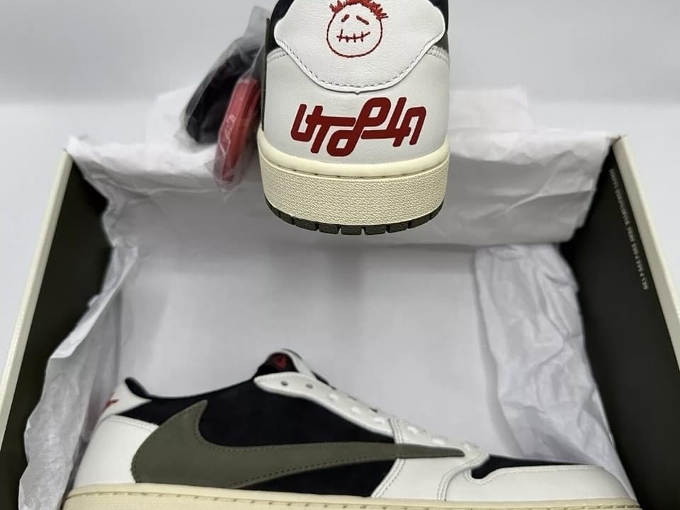 (W) Jordan 1 x Travis Scott Retro Low OG SP Medium Olive 착용 스타일 - 1