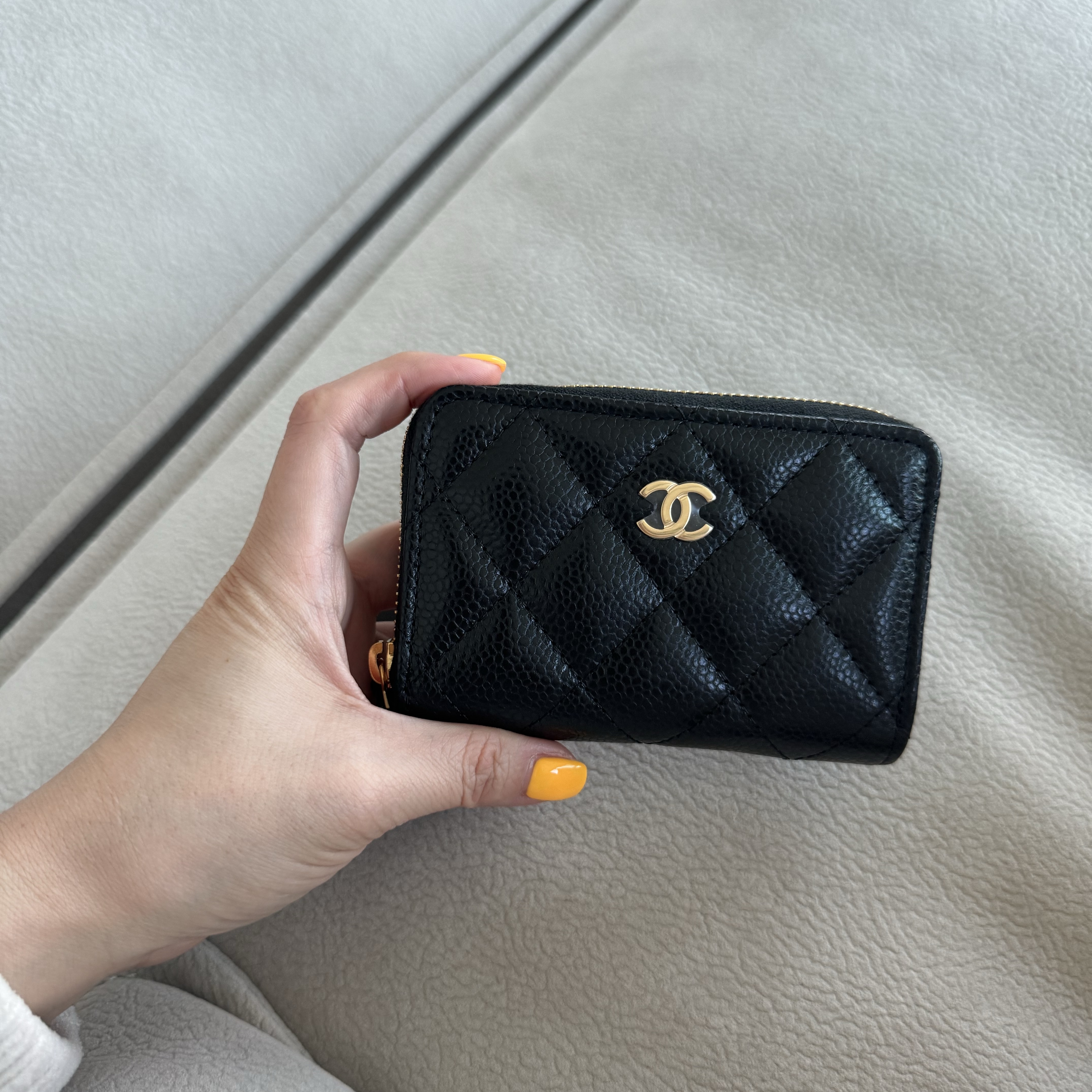 Chanel Classic Zipped Coin Purse Grained Calfskin & Gold Black 착용 스타일