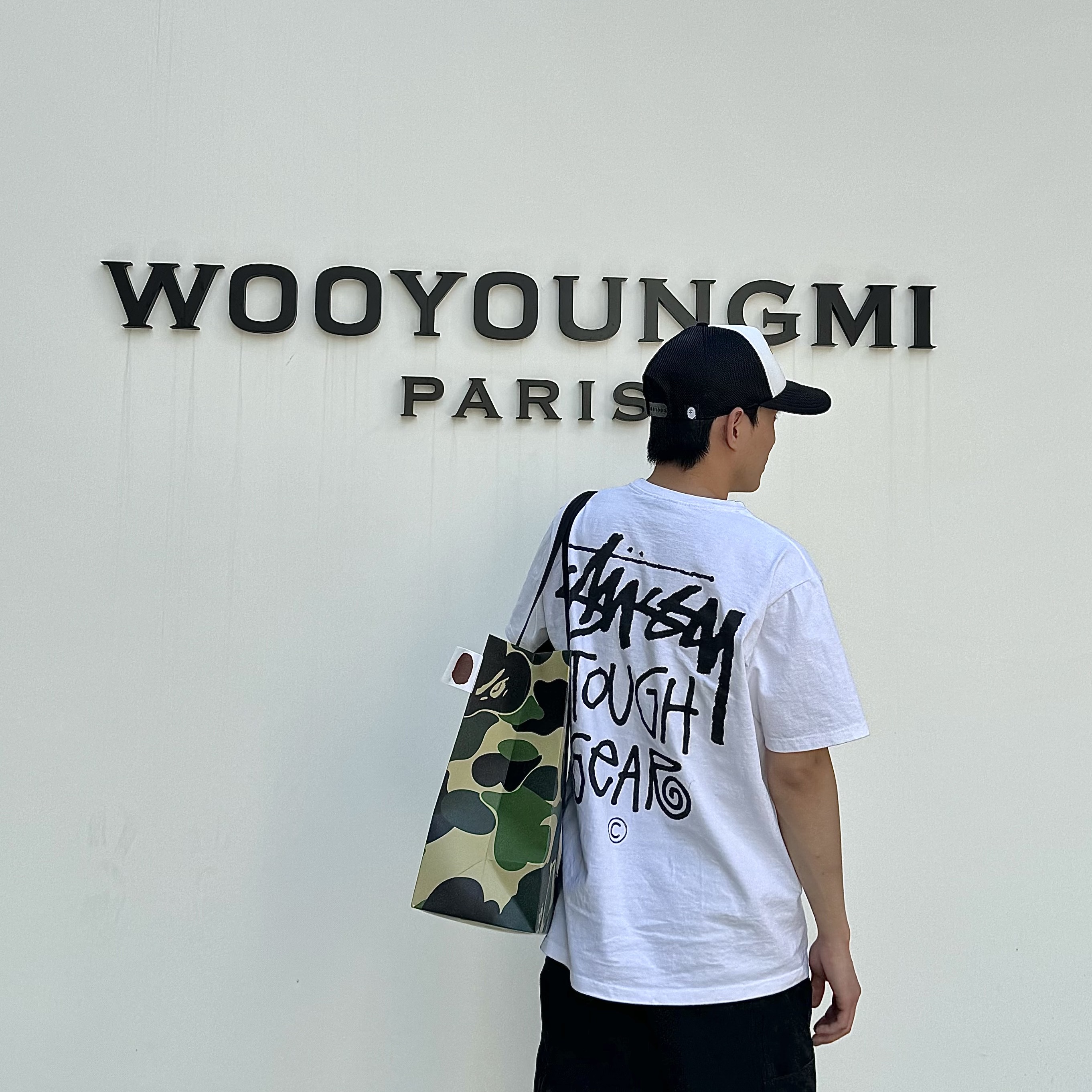 Stussy Tough Gear T-Shirt White, BAPE x Black Eye Patch College Mesh Cap Black 착용 스타일 - 2