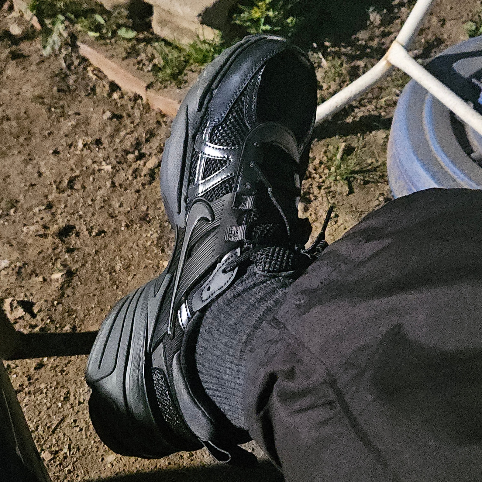 Nike V2K Run Black Anthracite 착용 스타일 - 2