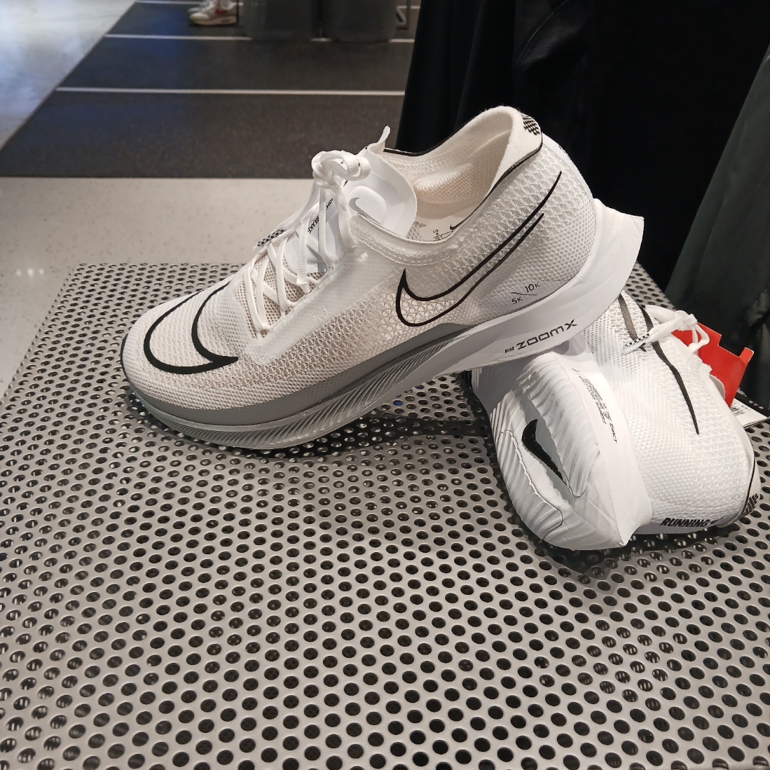 Vans Old Skool 36 DX Anaheim Factory Black White, Nike ZoomX Streakfly White Metallic Silver 착용 스타일 - 3