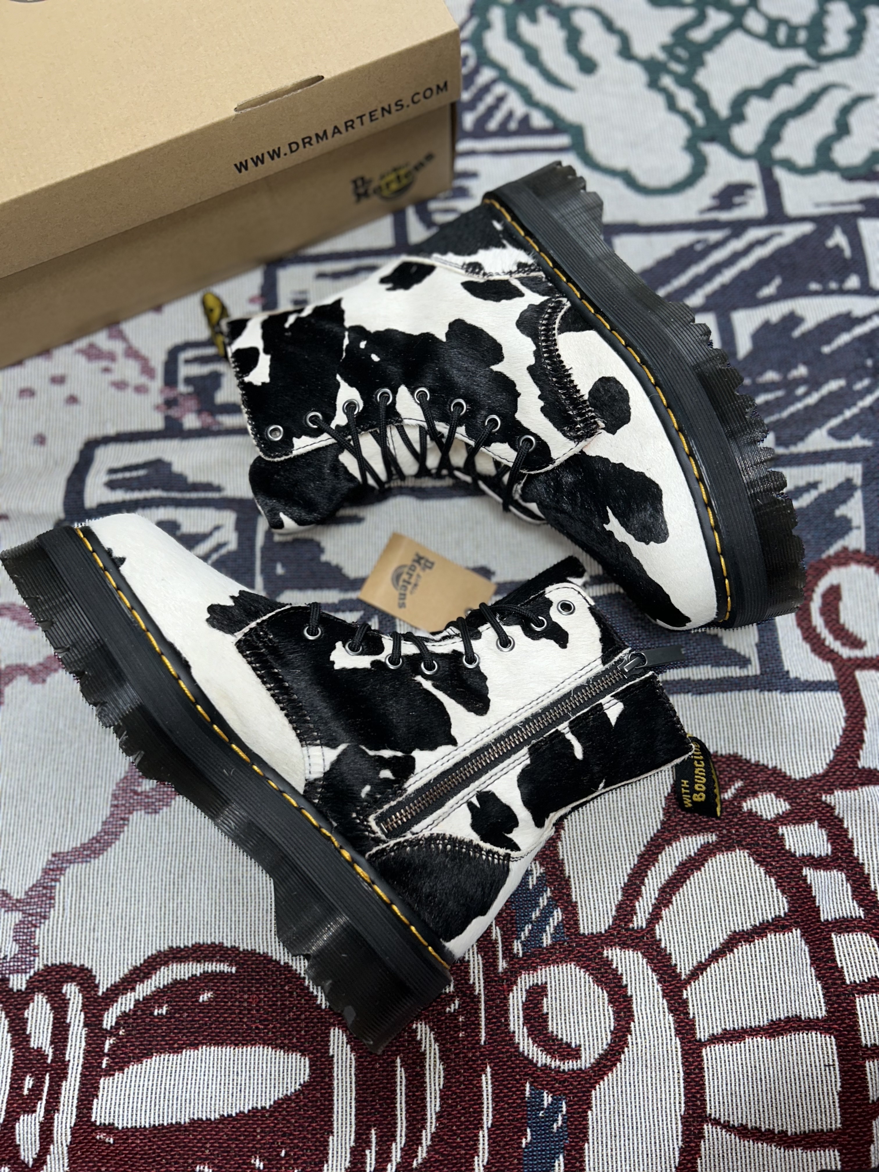 Dr. Martens Jadon Hair On Platform Boots Cow Print 착용 스타일 - 2