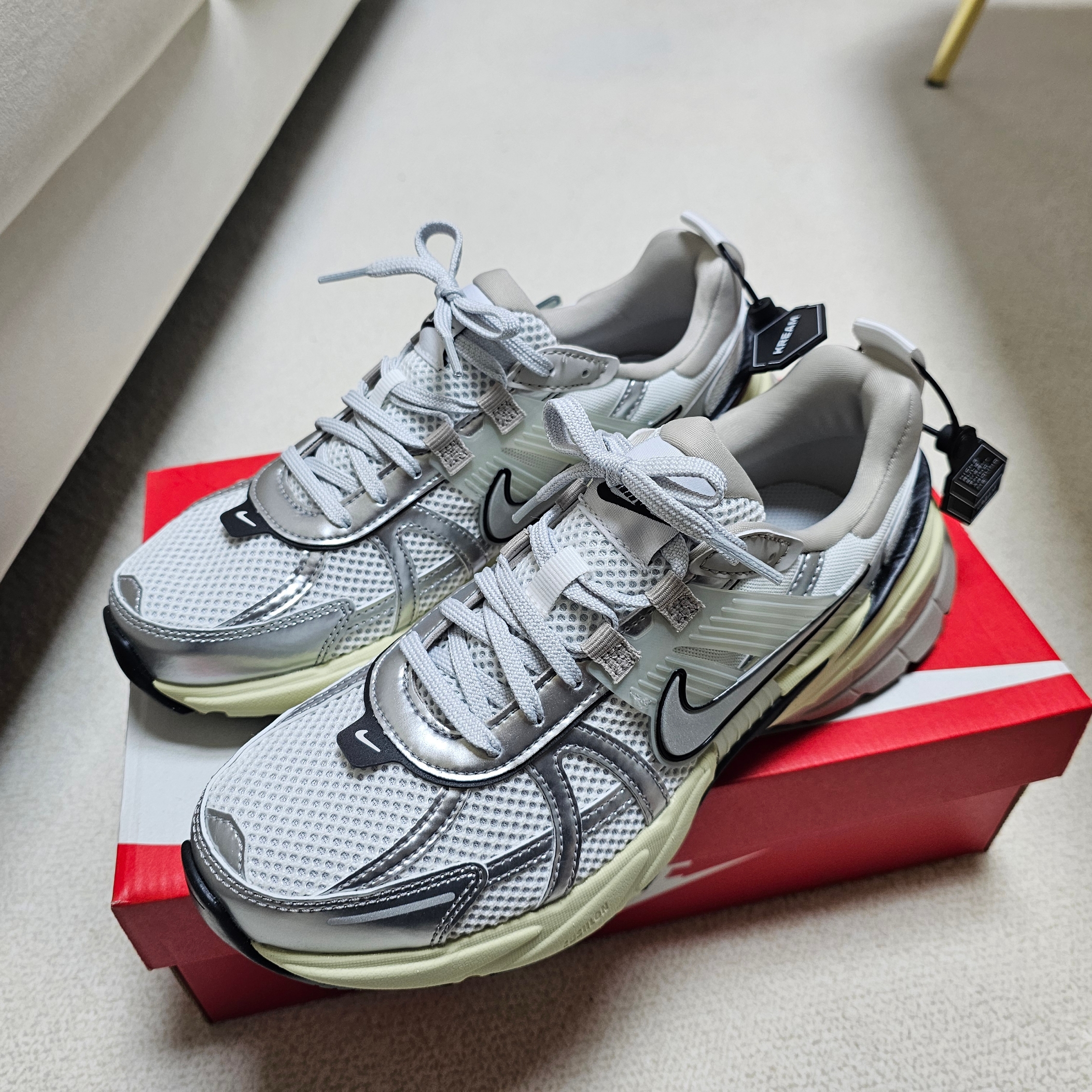 Nike V2K Run Summit White Metallic Silver 착용 스타일 - 2