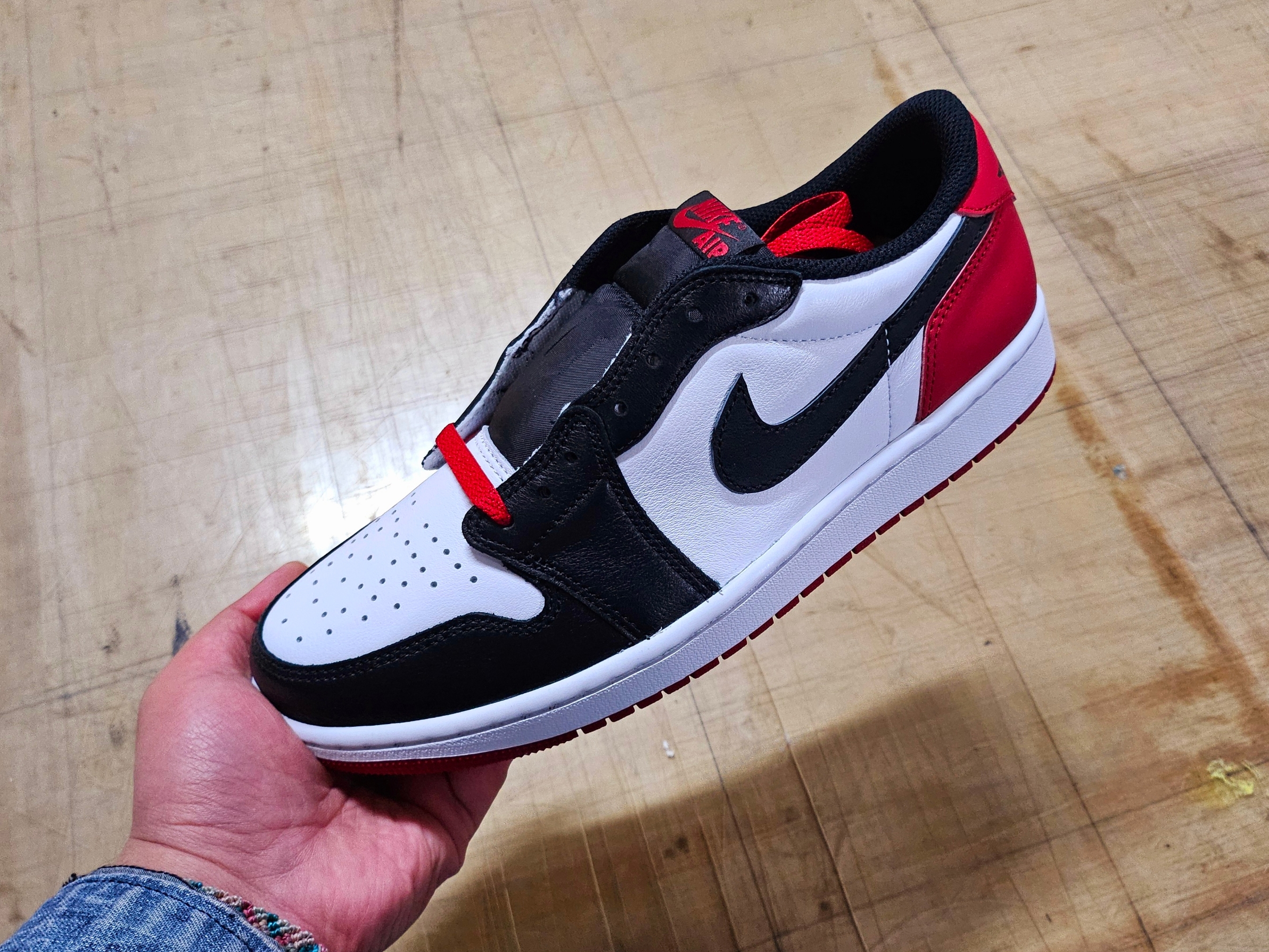 Jordan 1 Retro Low OG Black Toe 착용 스타일 - 1
