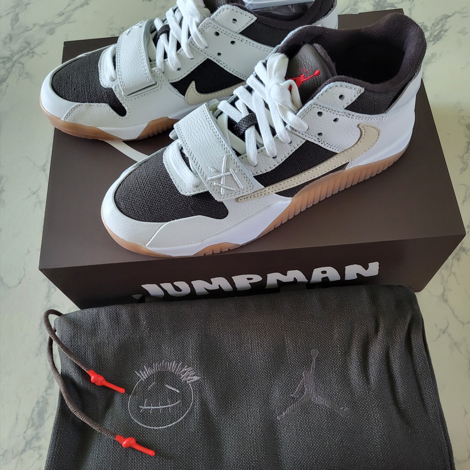 Jordan x Travis Scott Jumpman Jack TR Sail and Dark Mocha 착용 스타일 - 3