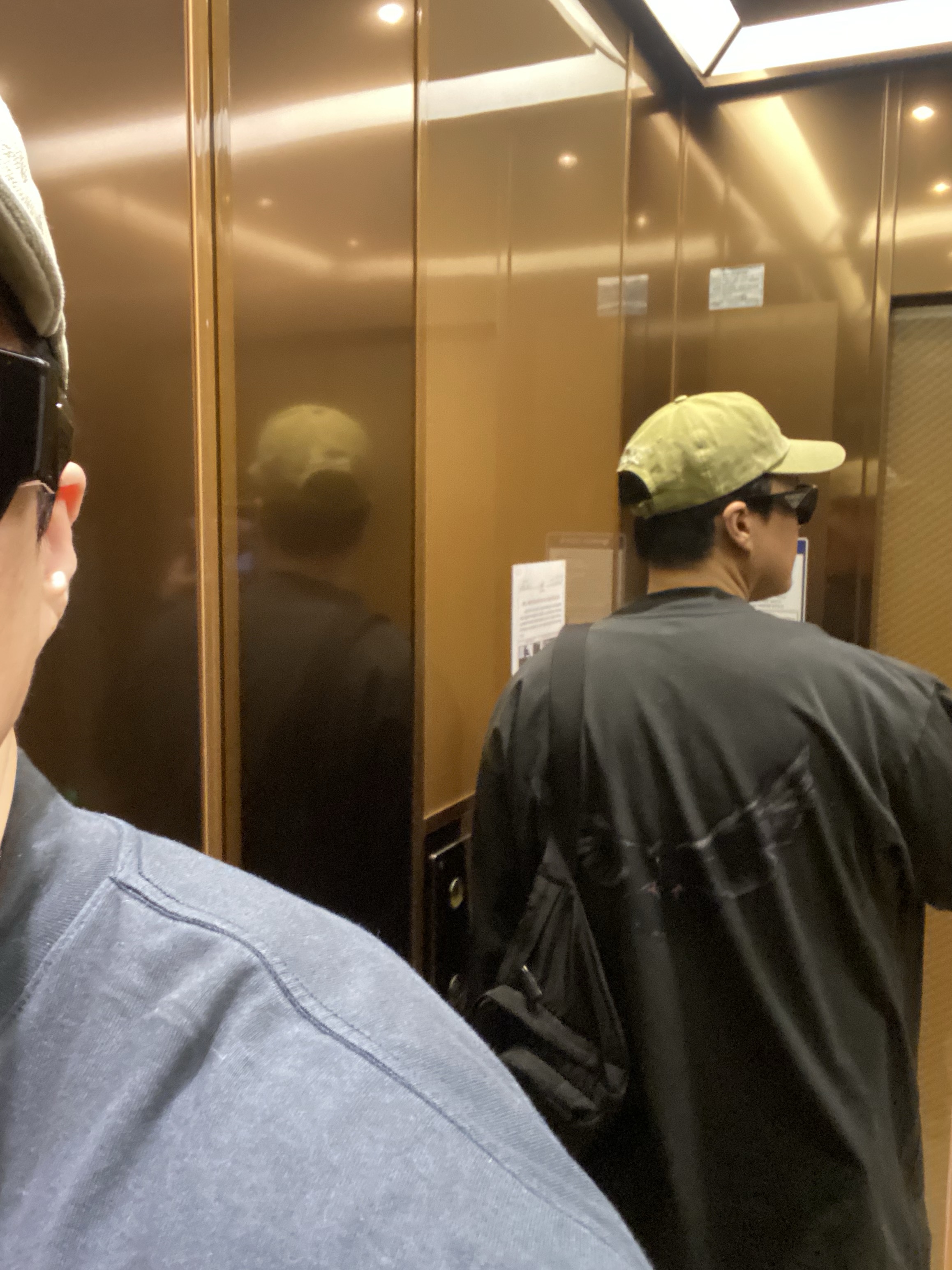 Yeezy Gap Engineered By Balenciaga Dove Long Sleeve T-Shirt Black, Supreme Pigment Canvas S Logo 6-Panel Olive - 23SS 착용 스타일 - 2