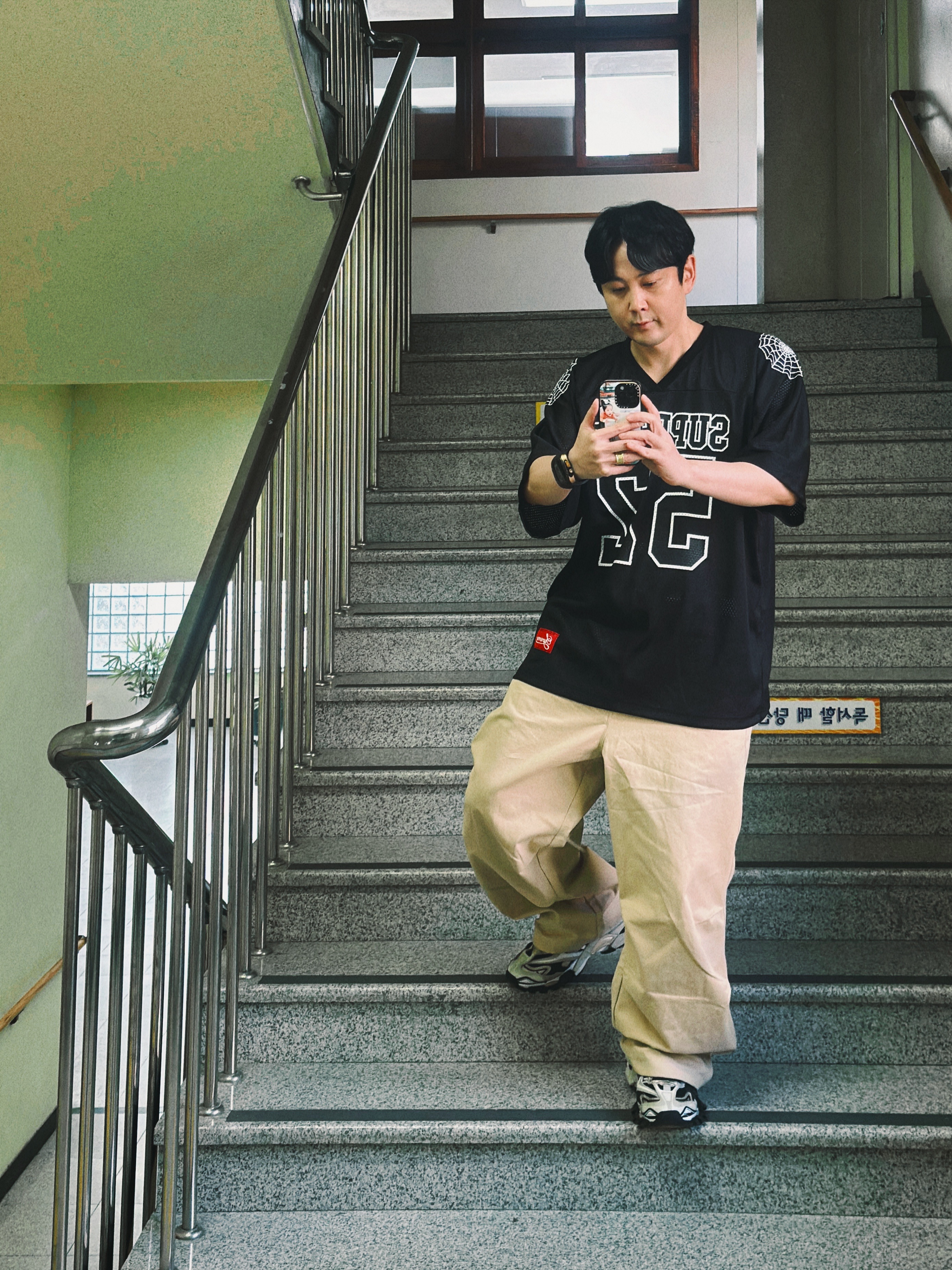 Supreme Spiderweb Football Jersey Black - 24SS, True Religion Mechanic Chino Pants Beige 착용 스타일