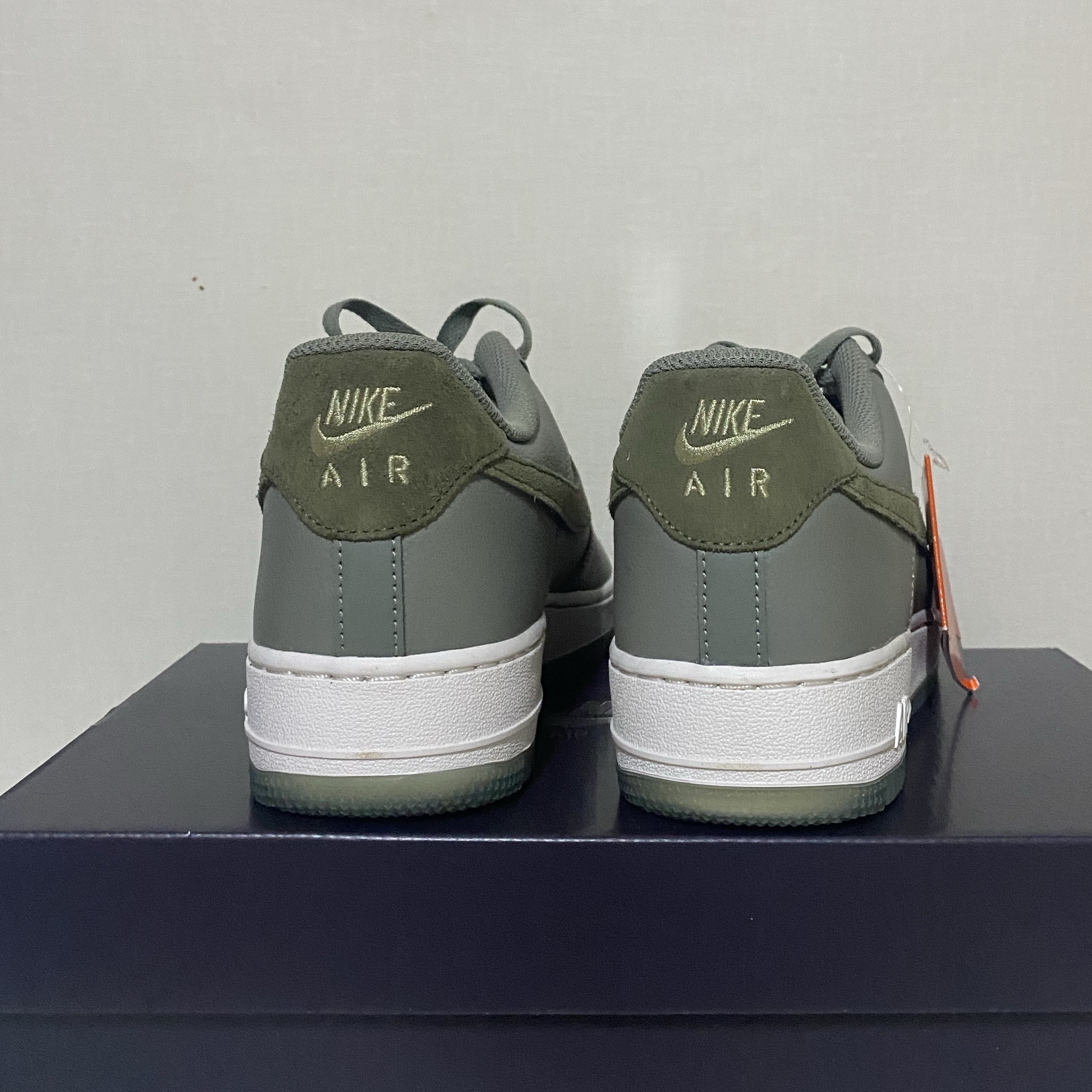 Nike Air Force 1 '07 LV8 Dark Stucco Neutral Olive 착용 스타일 - 3