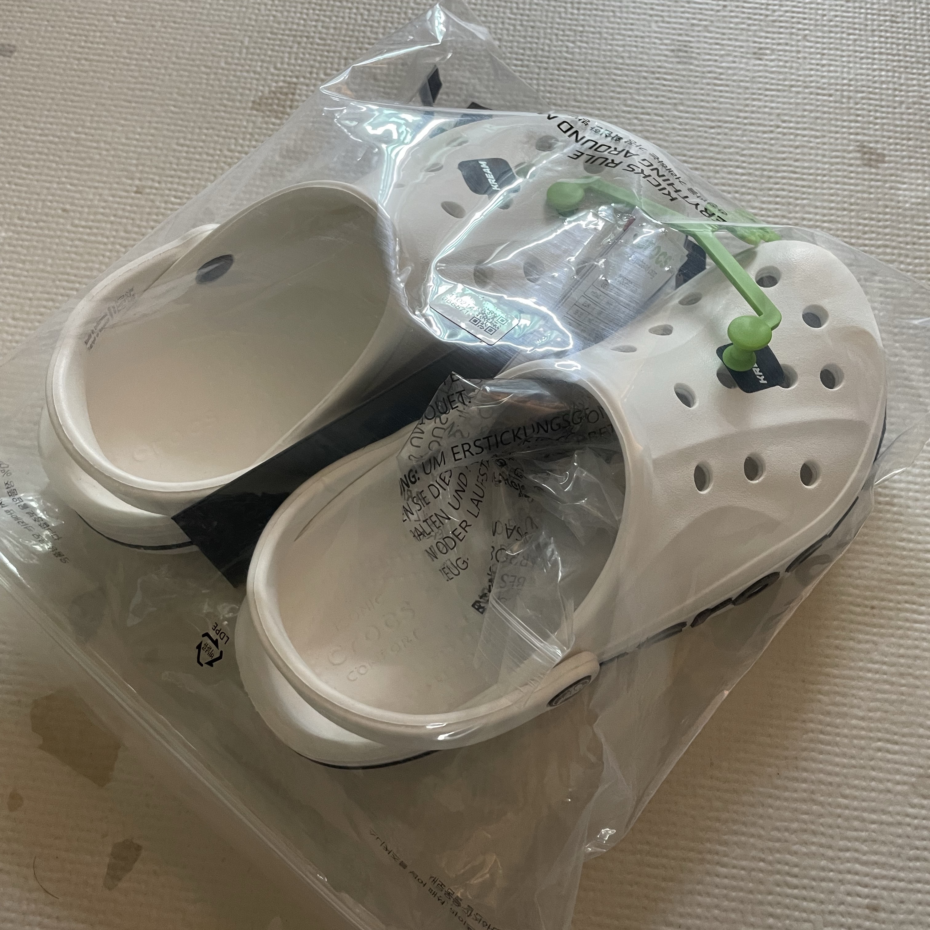 Crocs Bayaband Clog White Navy 착용 스타일