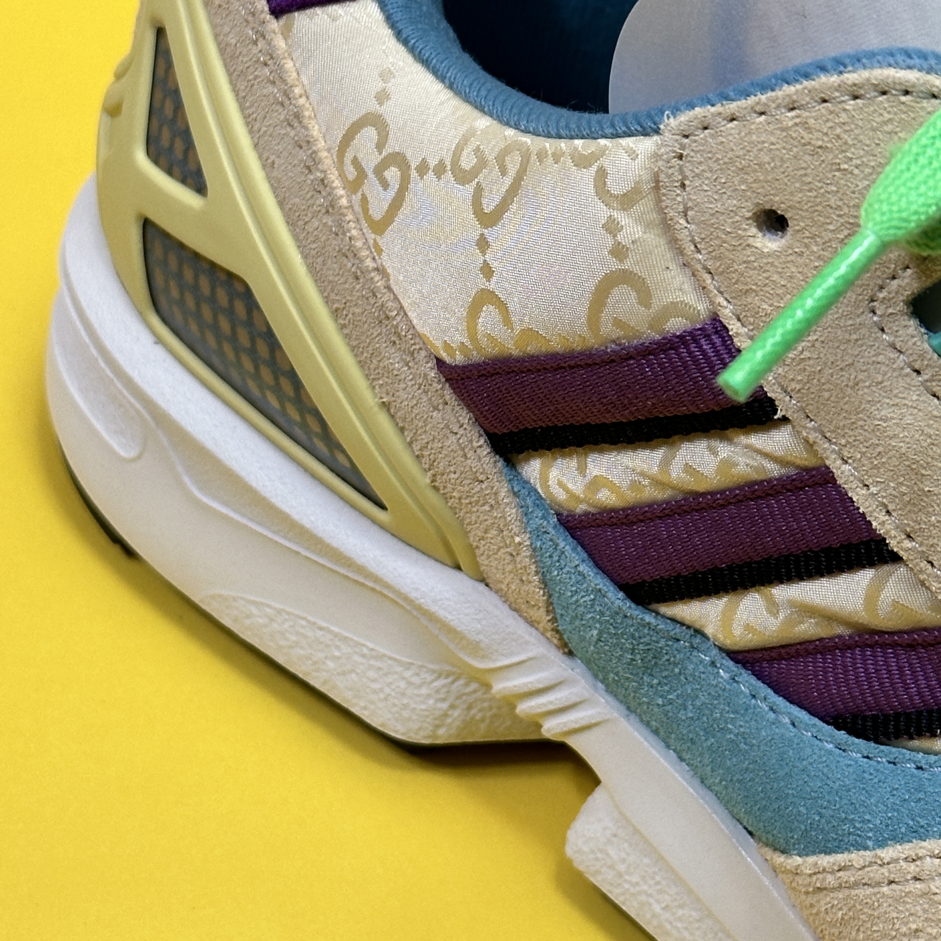 (W) Gucci x Adidas ZX8000 Sneaker Beige GG Canvas 착용 스타일 - 4