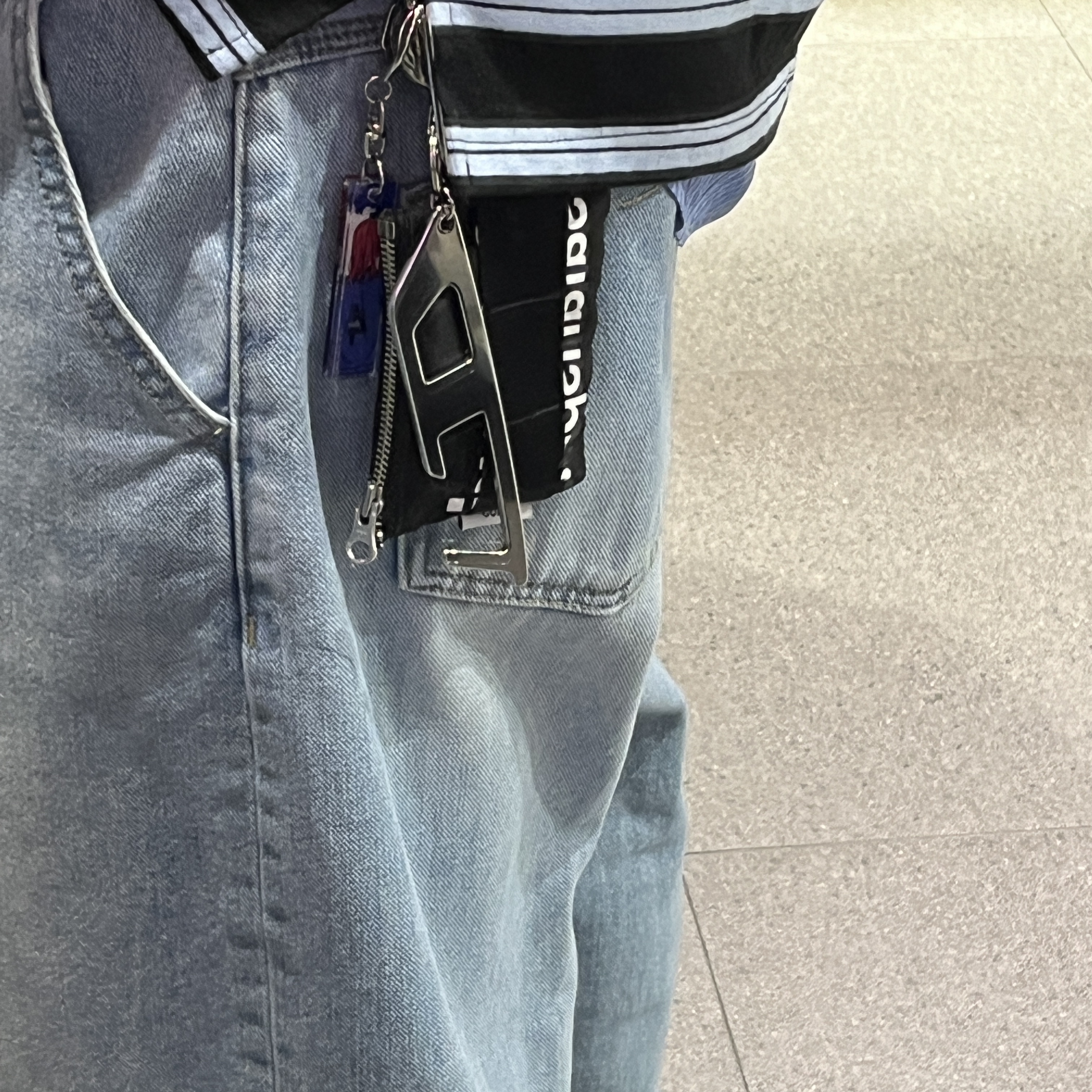 Safarispot Basic Safari Keyring Card Wallet Black 착용 스타일