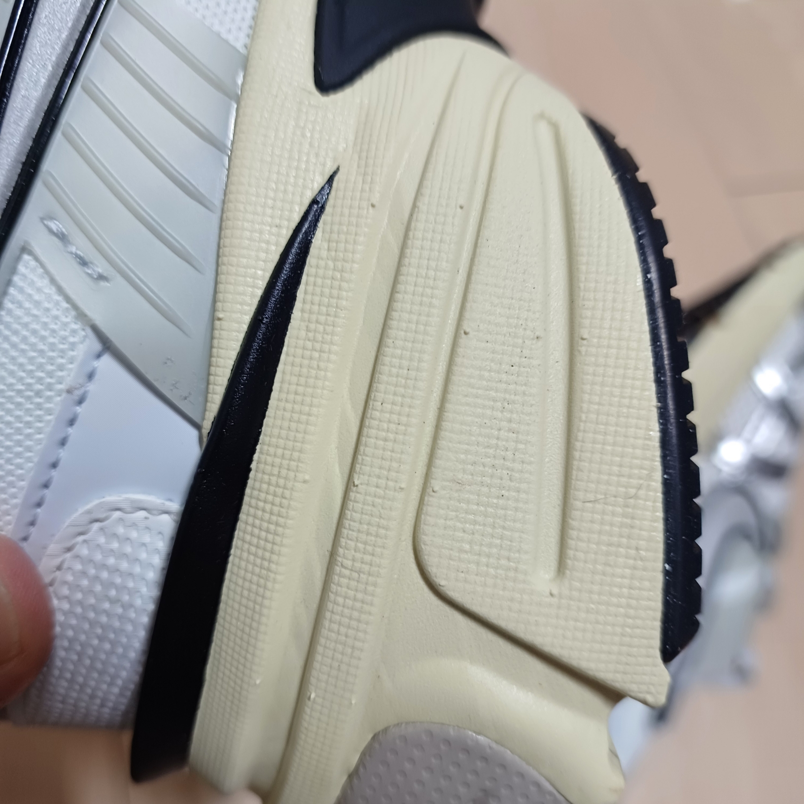 Nike V2K Run Summit White Metallic Silver 착용 스타일 - 2