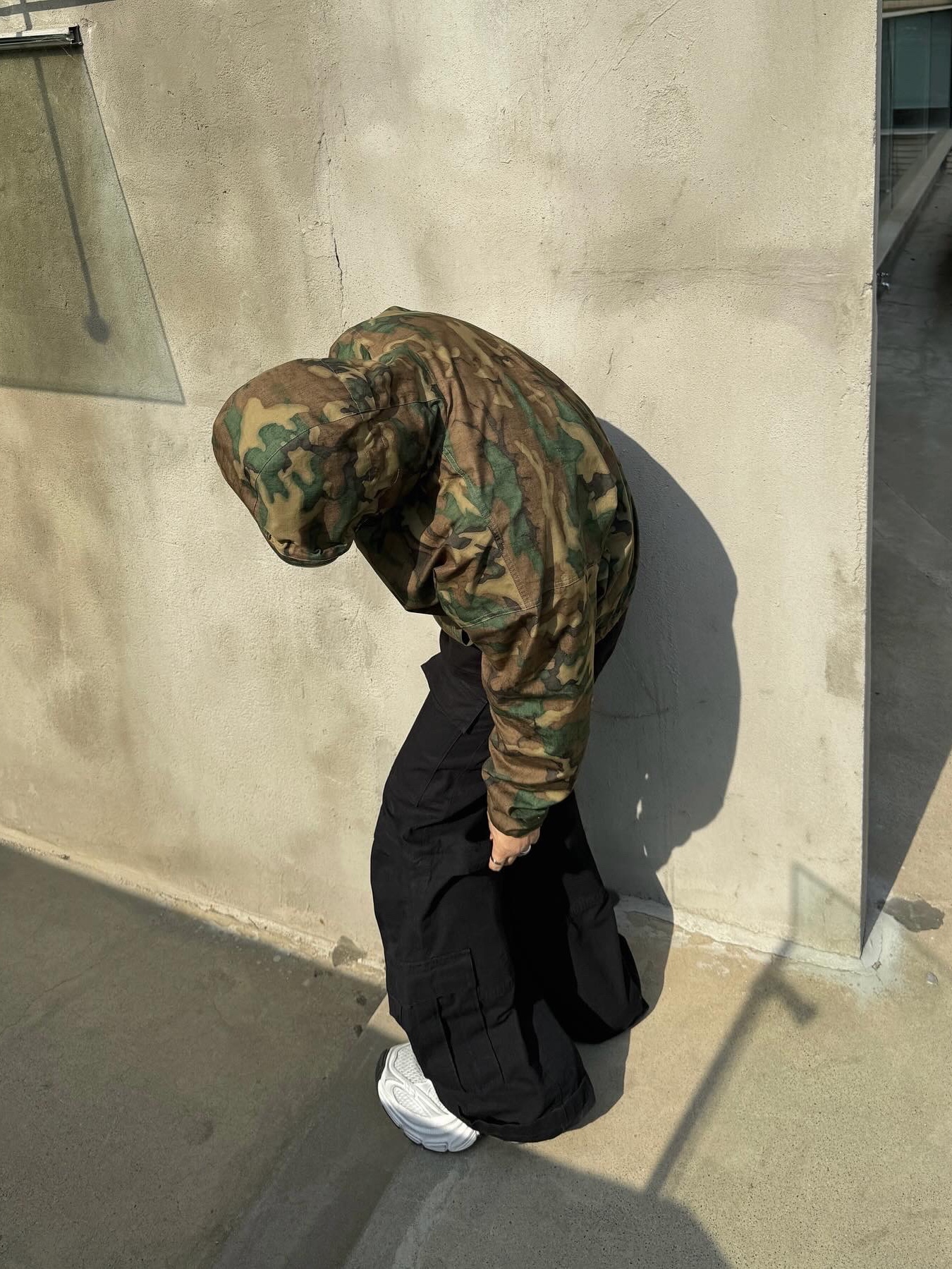 Nonnod Zip Jacket Camo, Balenciaga Flared Cargo Pants Black 착용 스타일 - 1