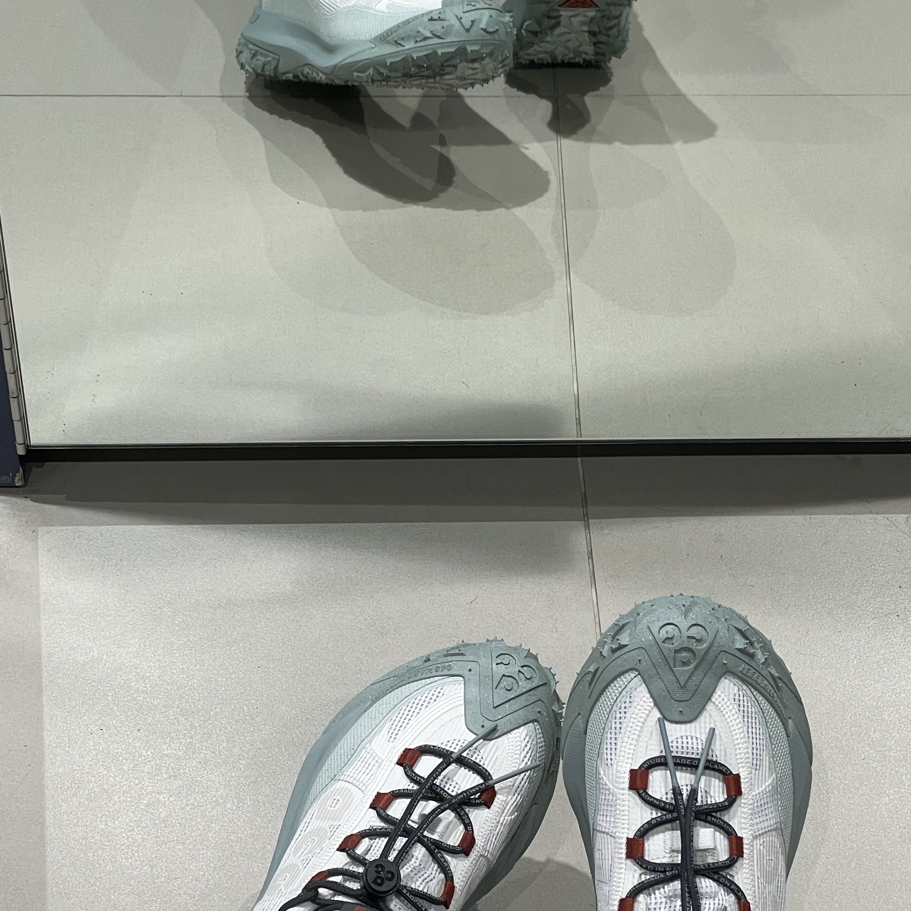 Nike ACG Mountain Fly 2 Low Gore-Tex Phantom Dark Smoke Grey 착용 스타일 - 1