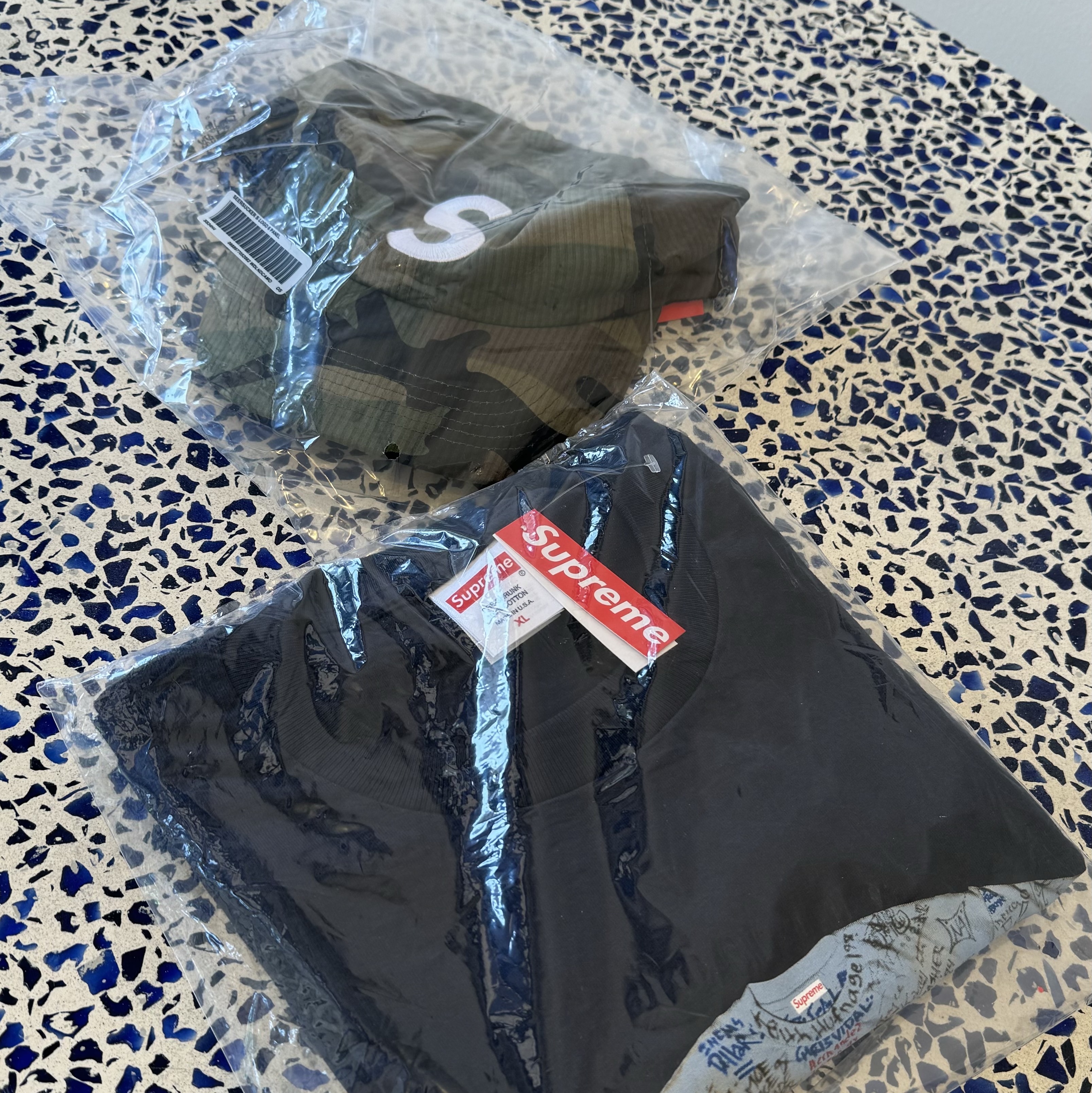 Supreme First T-Shirt Navy - 24SS, Supreme Seersucker S Logo 6-Panel Woodland Camo - 24SS 착용 스타일 - 1