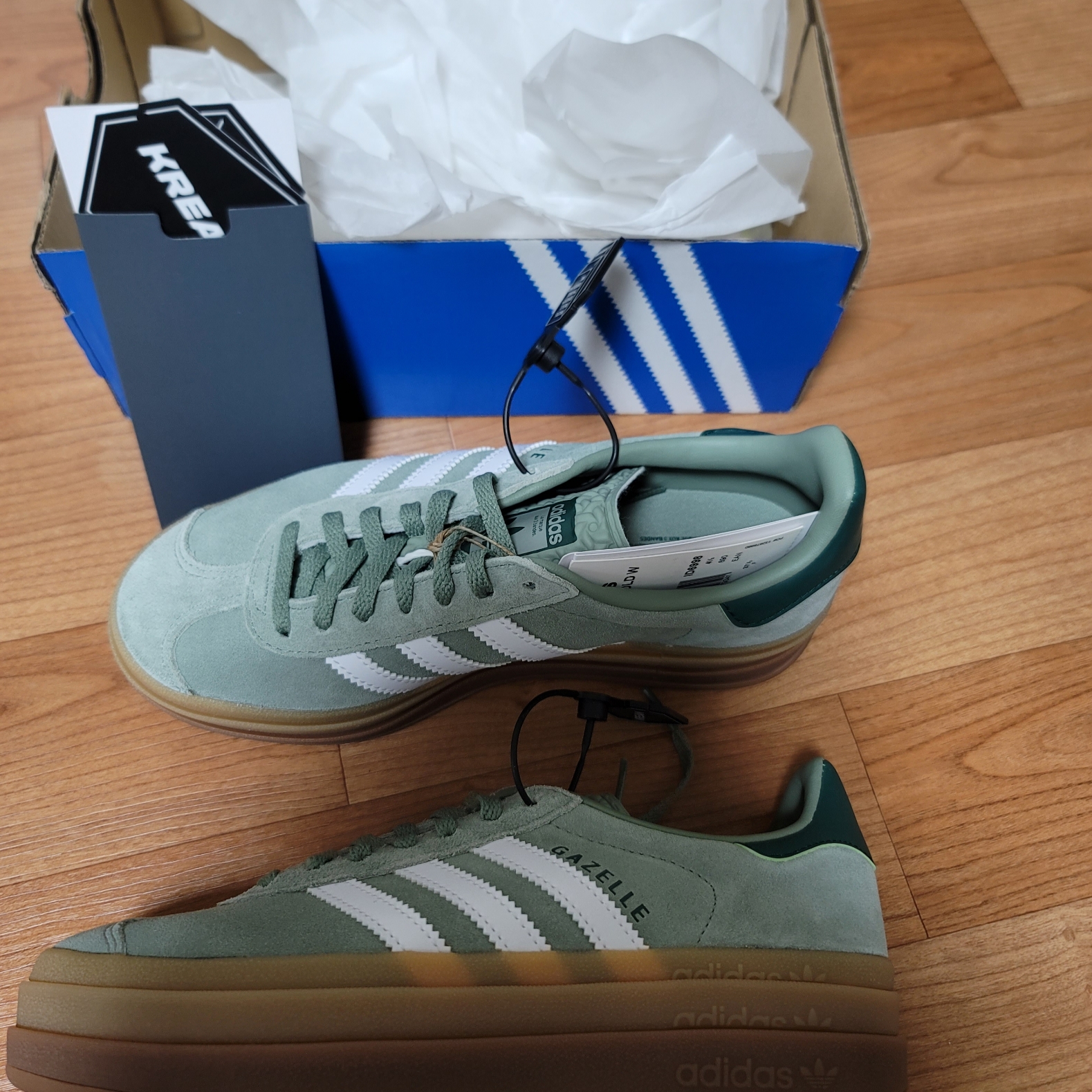 (W) Adidas Gazelle Bold Silver Green Cloud White 착용 스타일