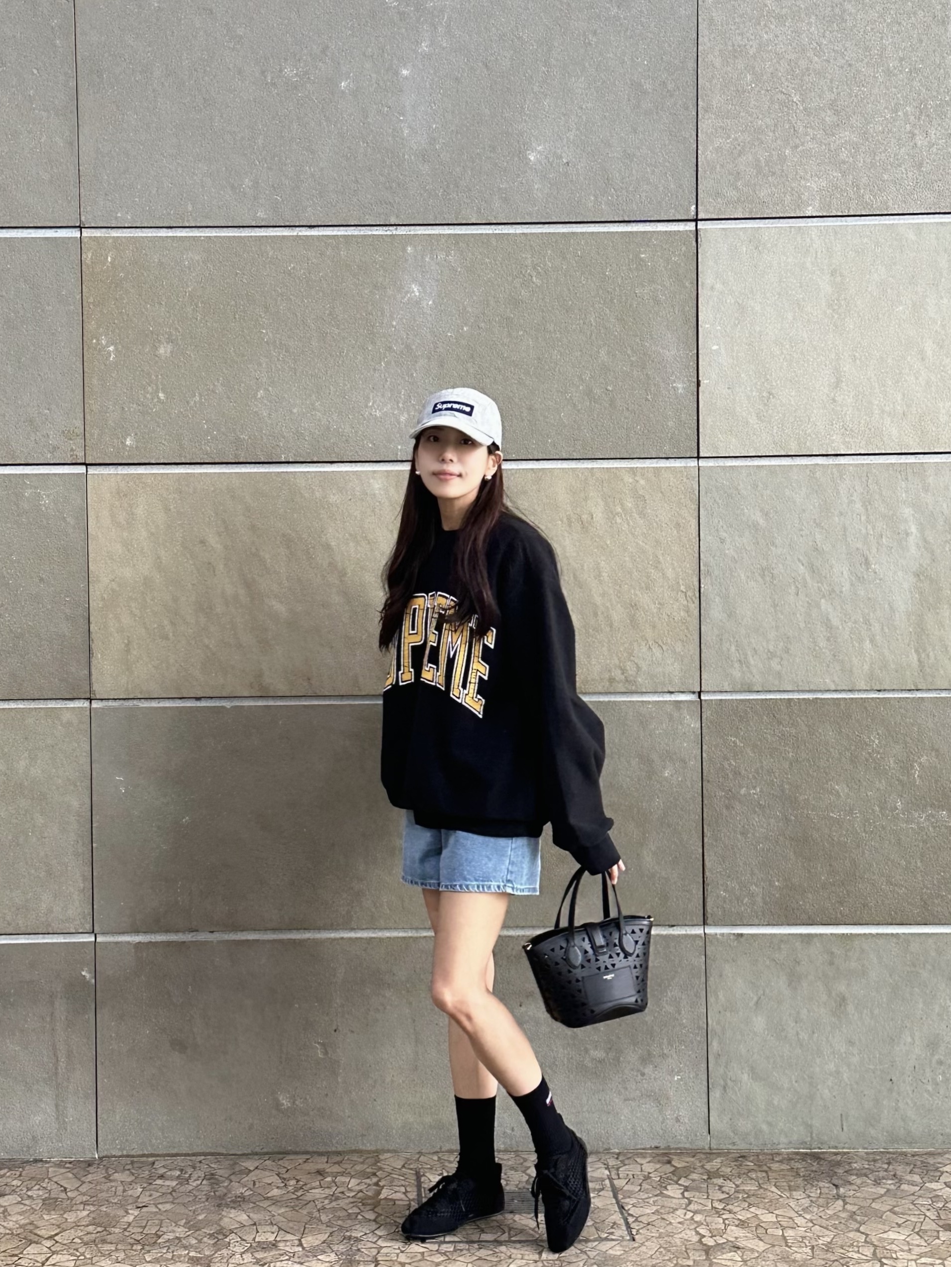 Supreme Denim Camp Cap Dirty Indigo - 23SS, Supreme Inside Out Crewneck Black - 23FW 착용 스타일 - 2