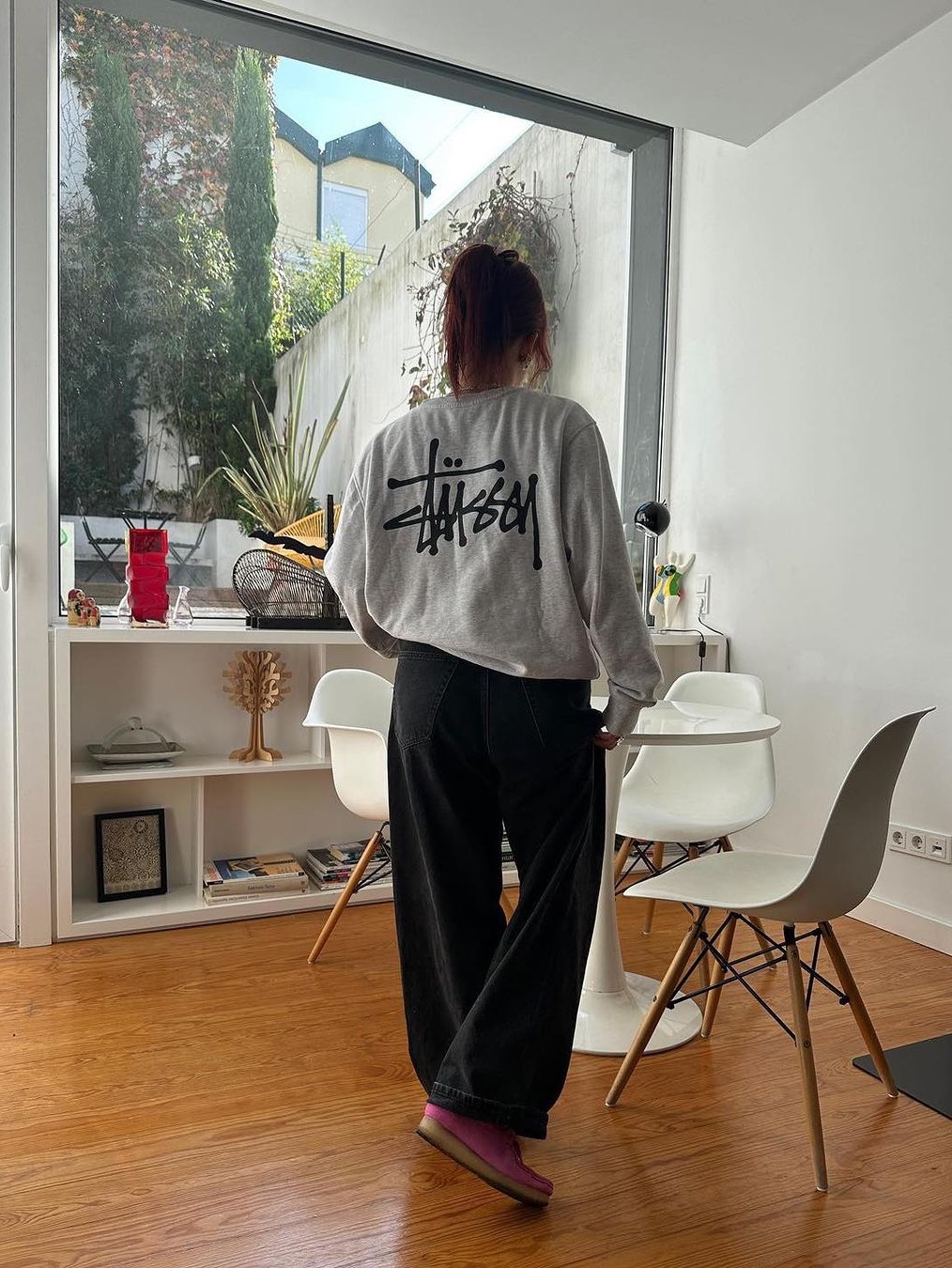 Supreme NYC Crewneck Black - 23FW, Essentials The Core Collection Crewneck Sweatshirt Light Oatmeal 착용 스타일 - 4
