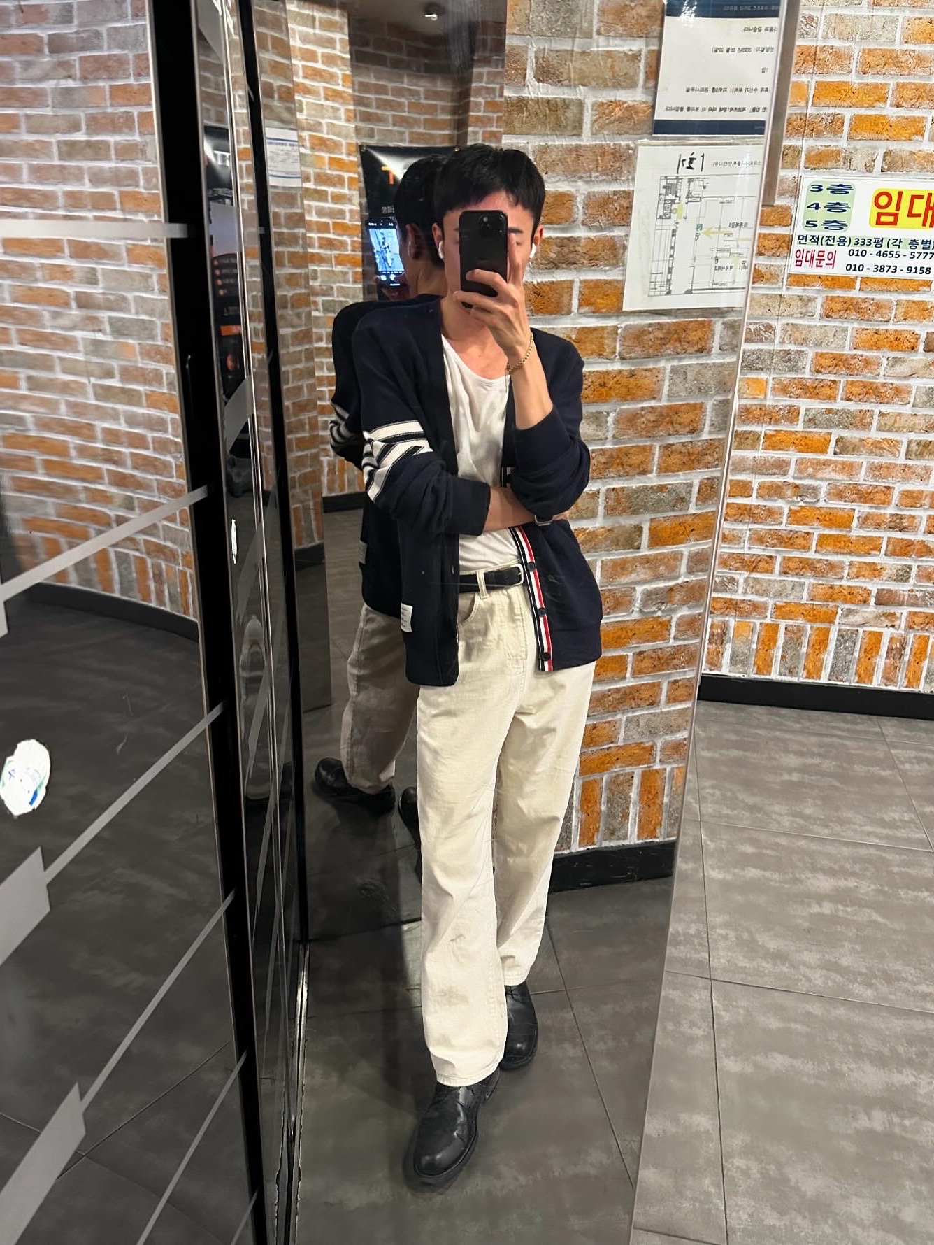 Thom Browne Open Raschel Stitch 4-Bar V-Neck Cardigan Navy 착용 스타일 - 3