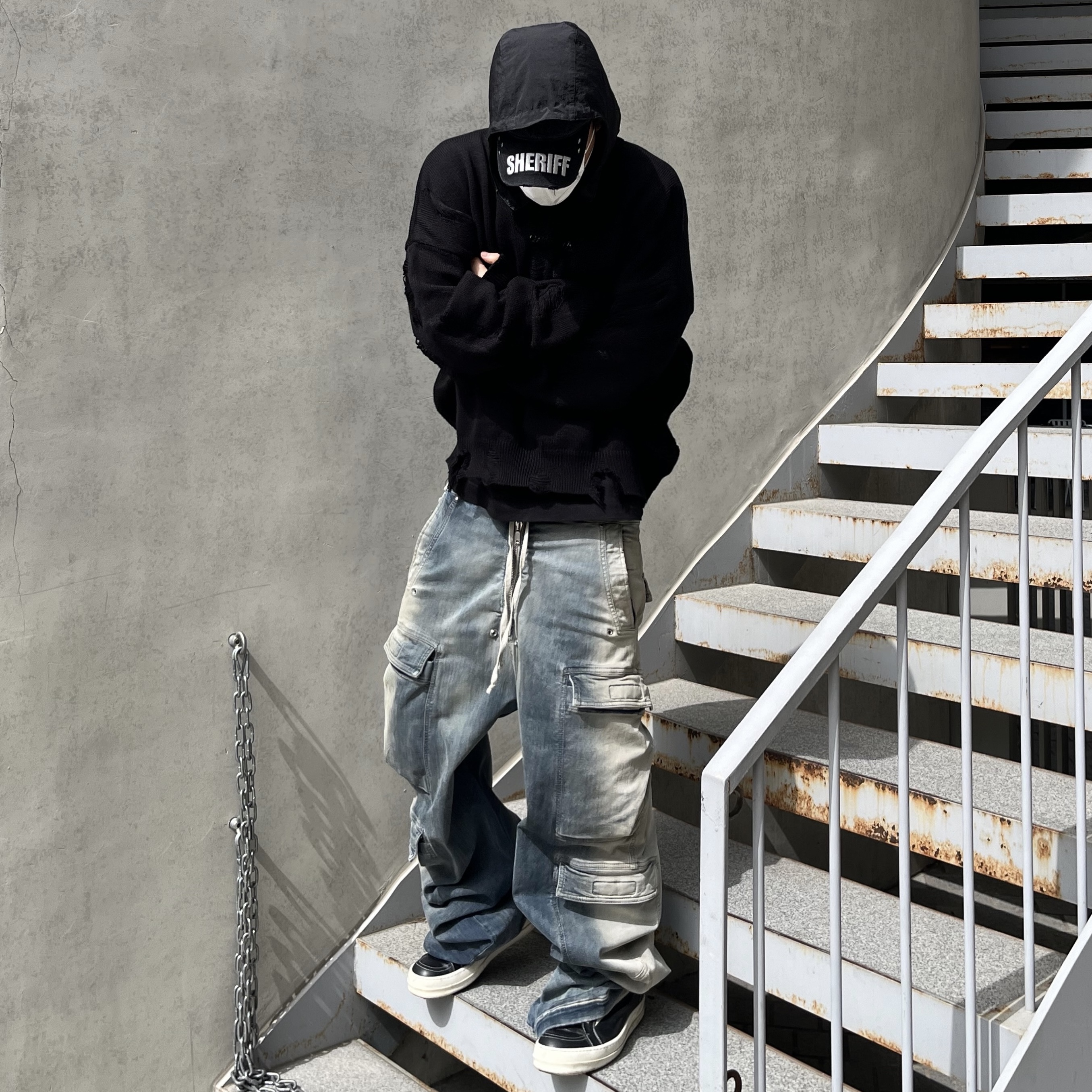Undermycar Rabban Destroyed Long Sleeve Knit Dark Ink - 23FW, Rick Owens Luxor Suede Vintage Sneakers Black Milk 착용 스타일 - 1