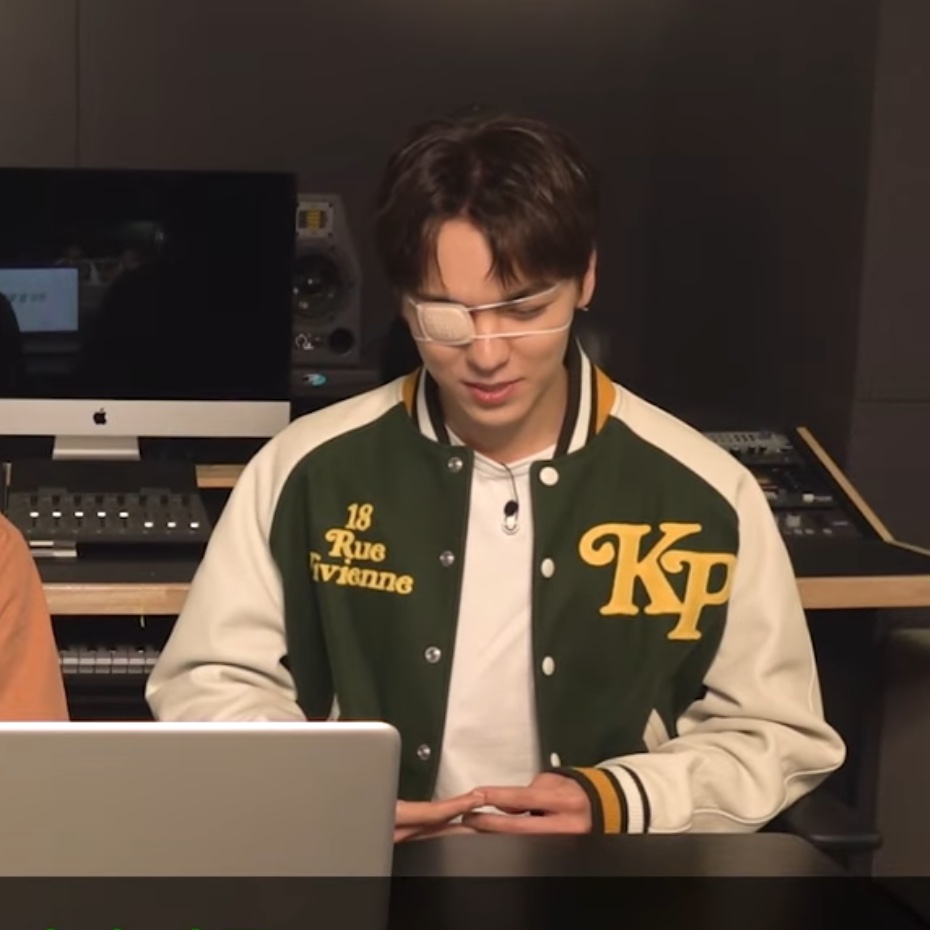 Kenzo x Verdy Varsity Jacket Dark Khaki 착용 스타일 - 1