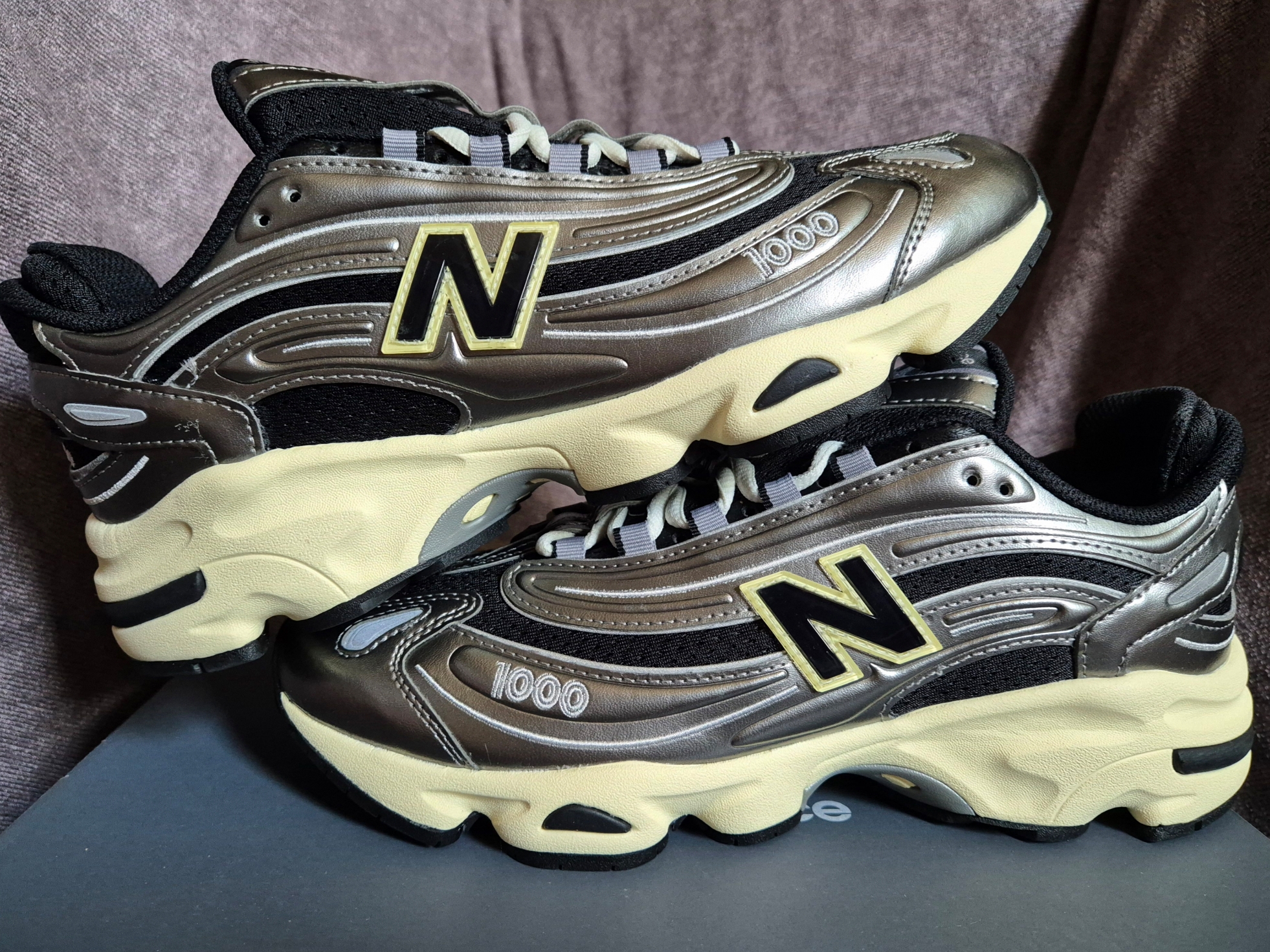New Balance 1000 Silver Metallic Black 착용 스타일 - 1