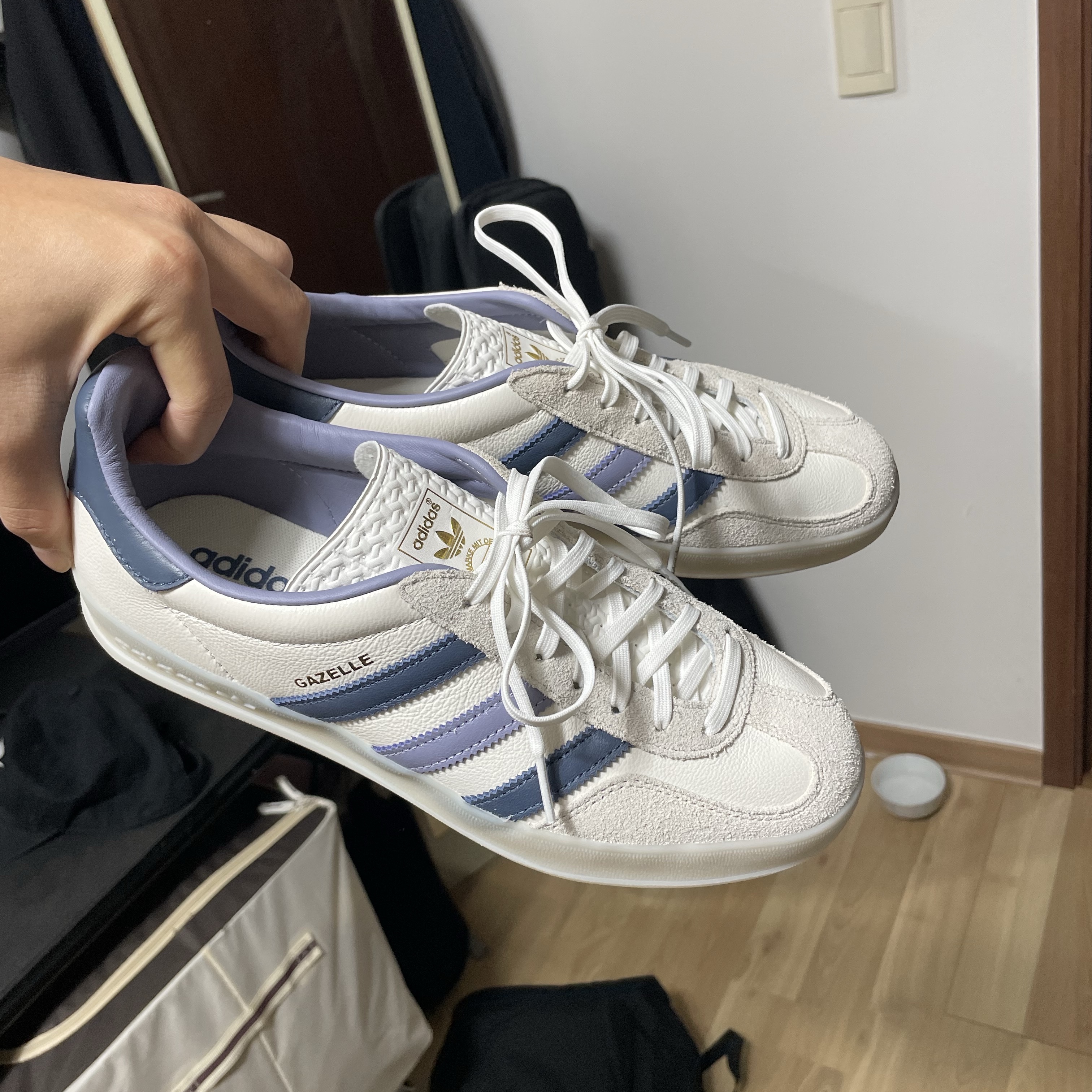 Adidas Gazelle Indoor Core White Preloved Ink 착용 스타일