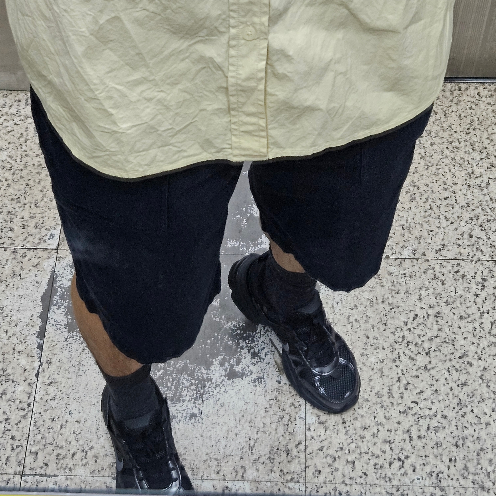 Nike V2K Run Black Anthracite 착용 스타일 - 1
