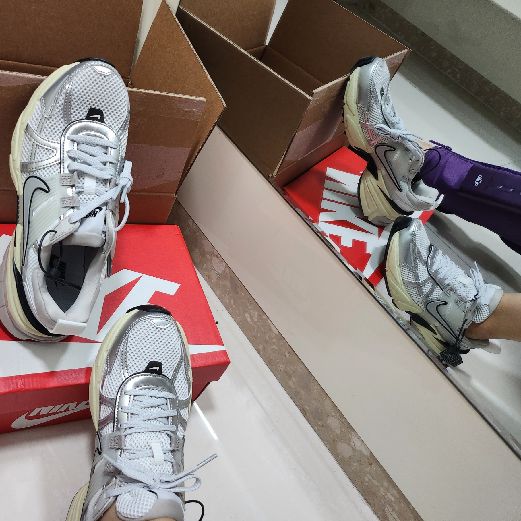 Nike V2K Run Summit White Metallic Silver 착용 스타일 - 1