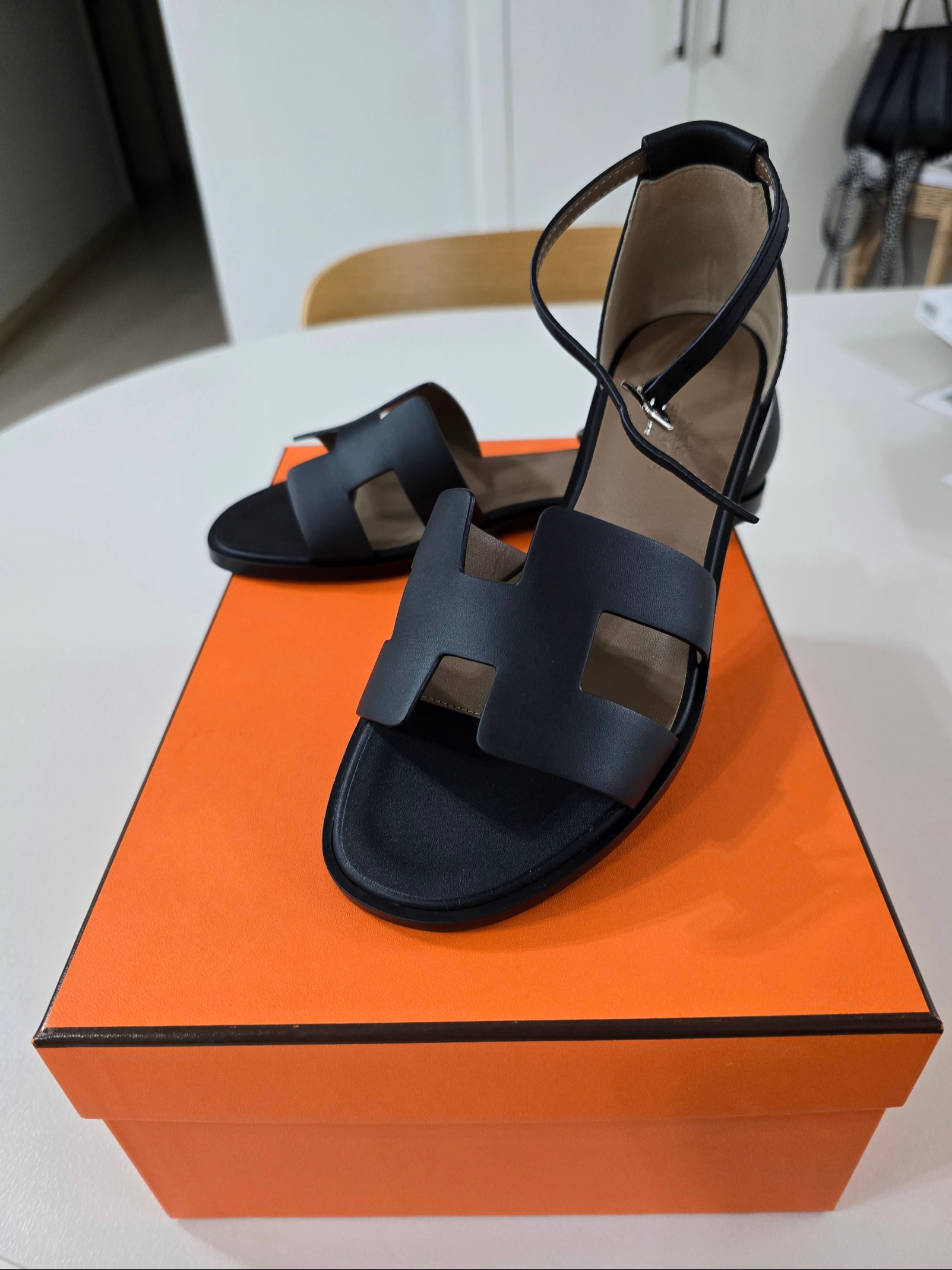 (W) Hermes Santorini Sandal Calfskin & Noir 착용 스타일