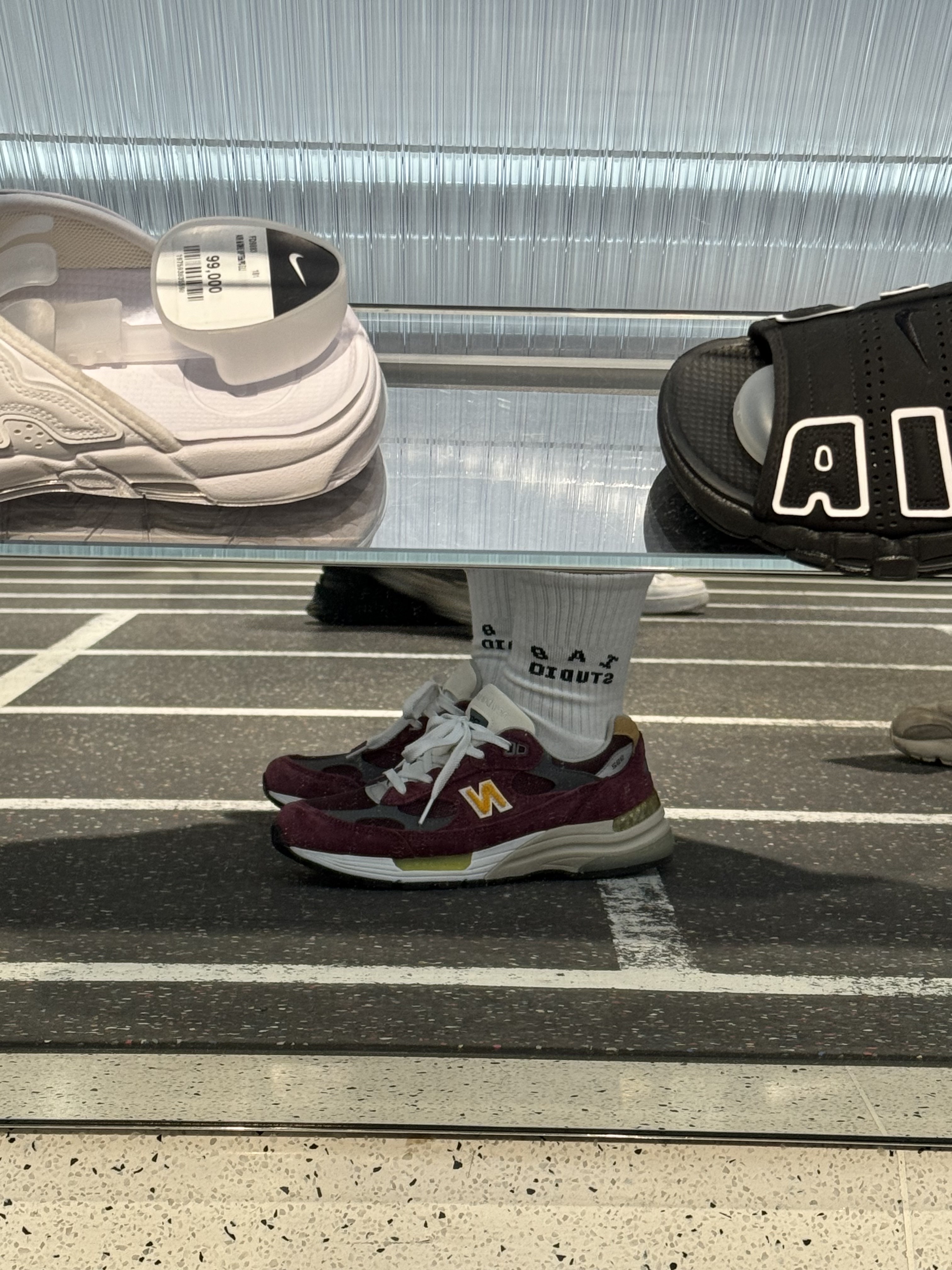 New Balance 992 Made in USA Burgundy Gold, Nike x Stussy Long Sleeve Top Fireberry (FJ9164-615) 착용 스타일 - 1