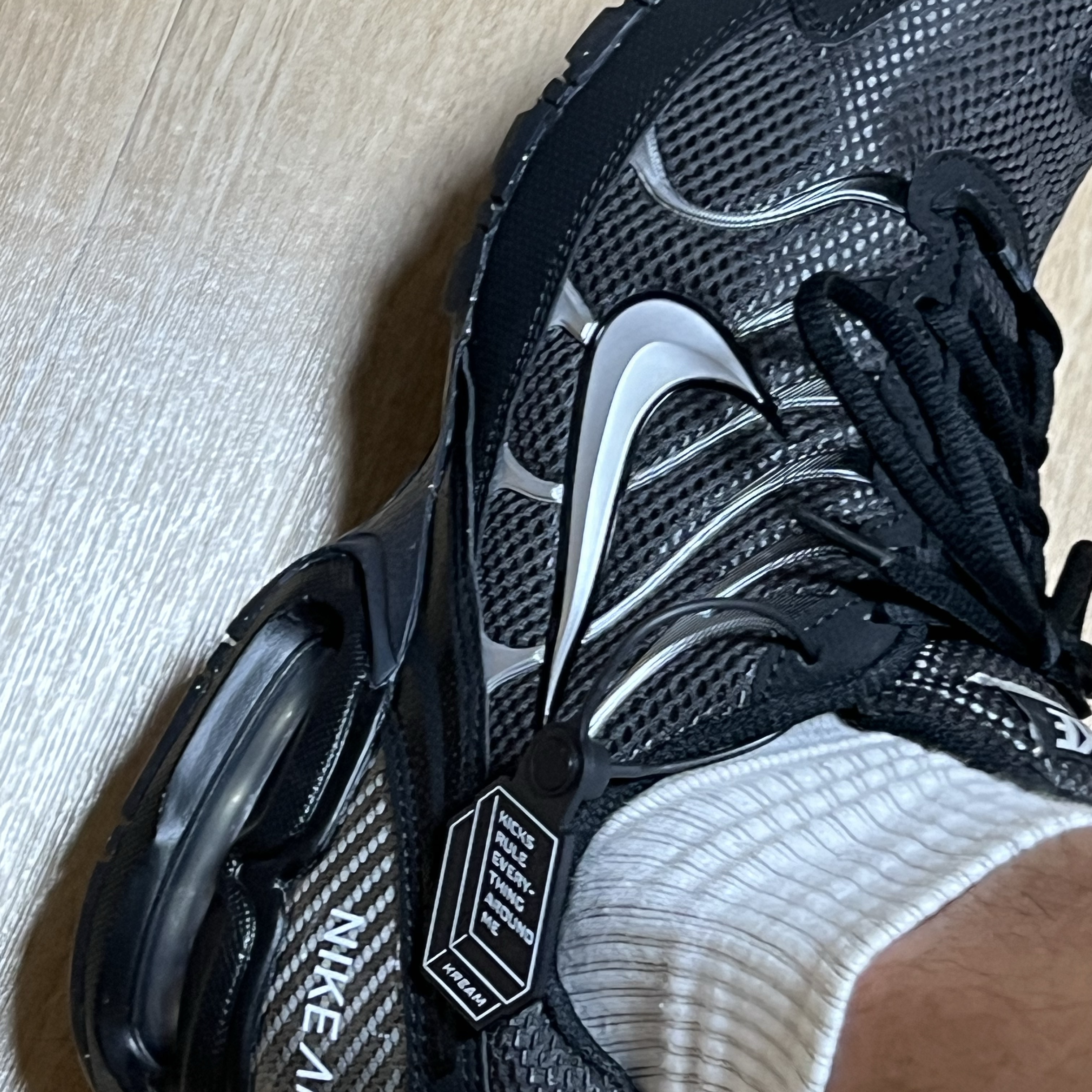 Nike Air Max Torch 4 Anthracite Metallic Silver 착용 스타일 - 2