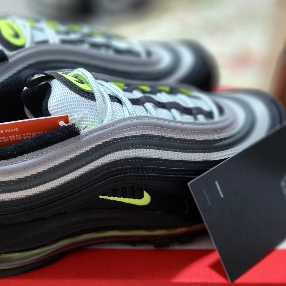 Nike Air Max 97 Pure Platinum Volt 착용 스타일