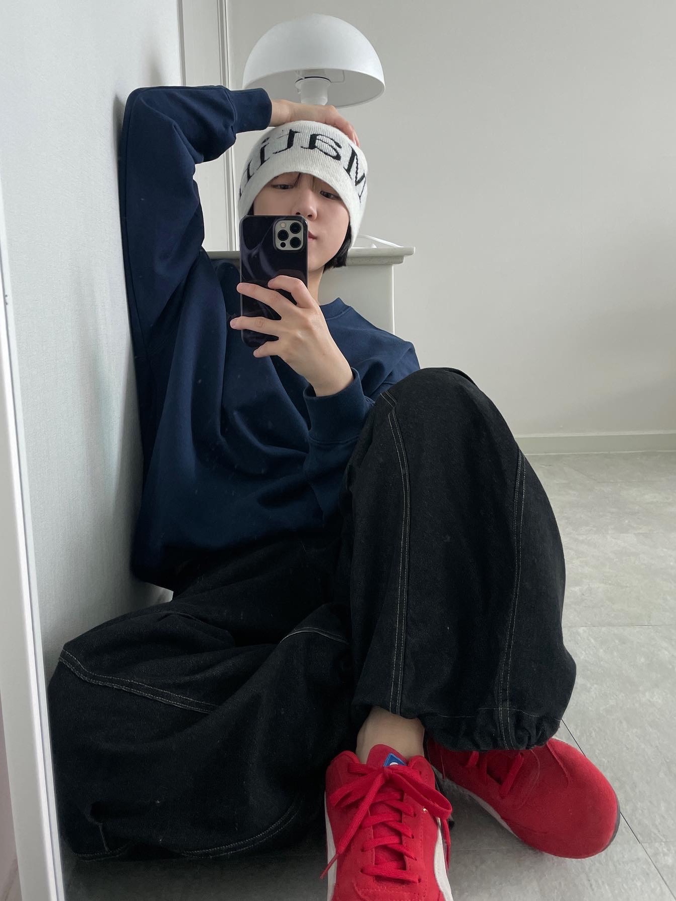 Matin Kim Logo Jacquard Short Beanie White, Puma Speedcat OG Sparco Ribbon Red White 착용 스타일 - 1