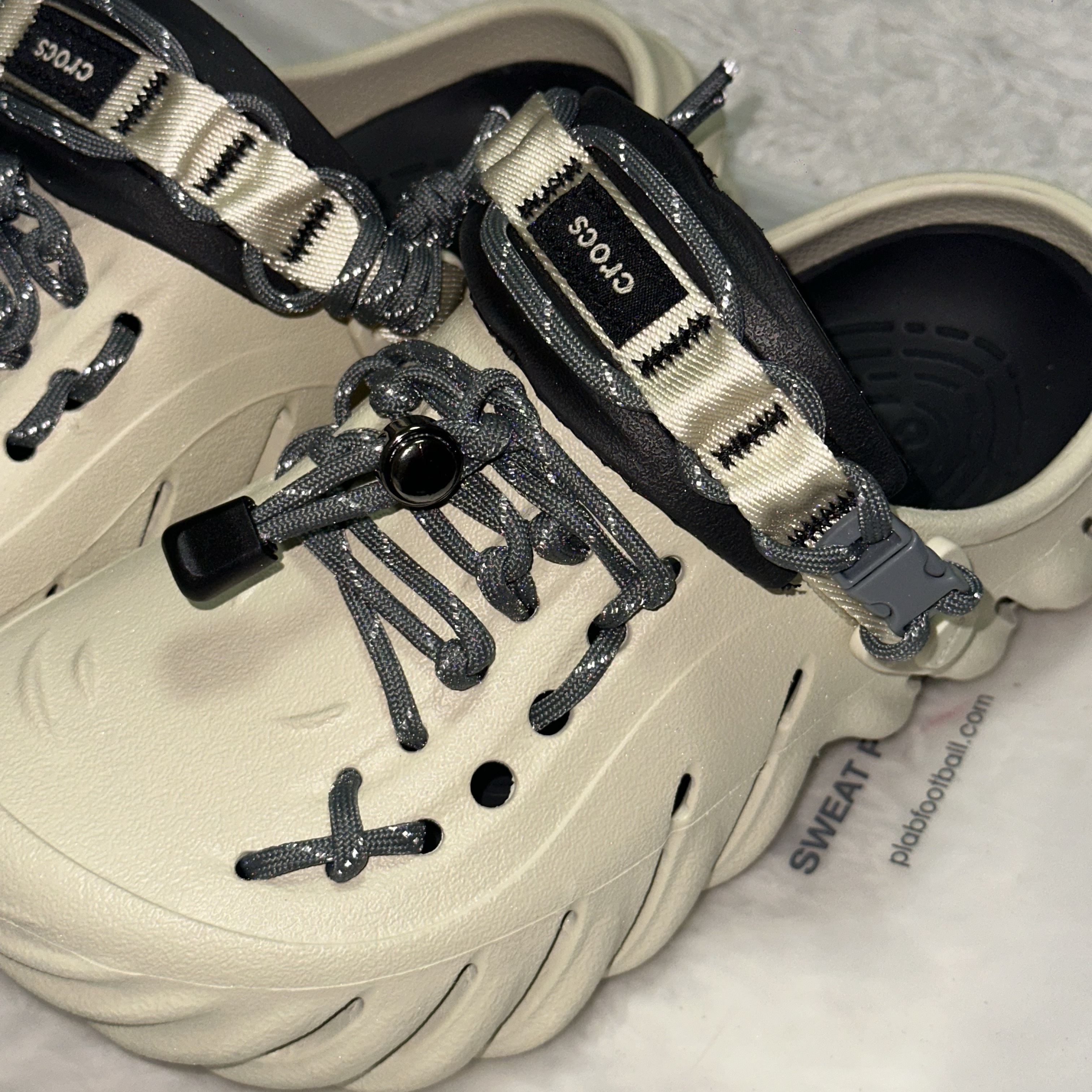Crocs Echo Clog Bone Black 착용 스타일 - 4